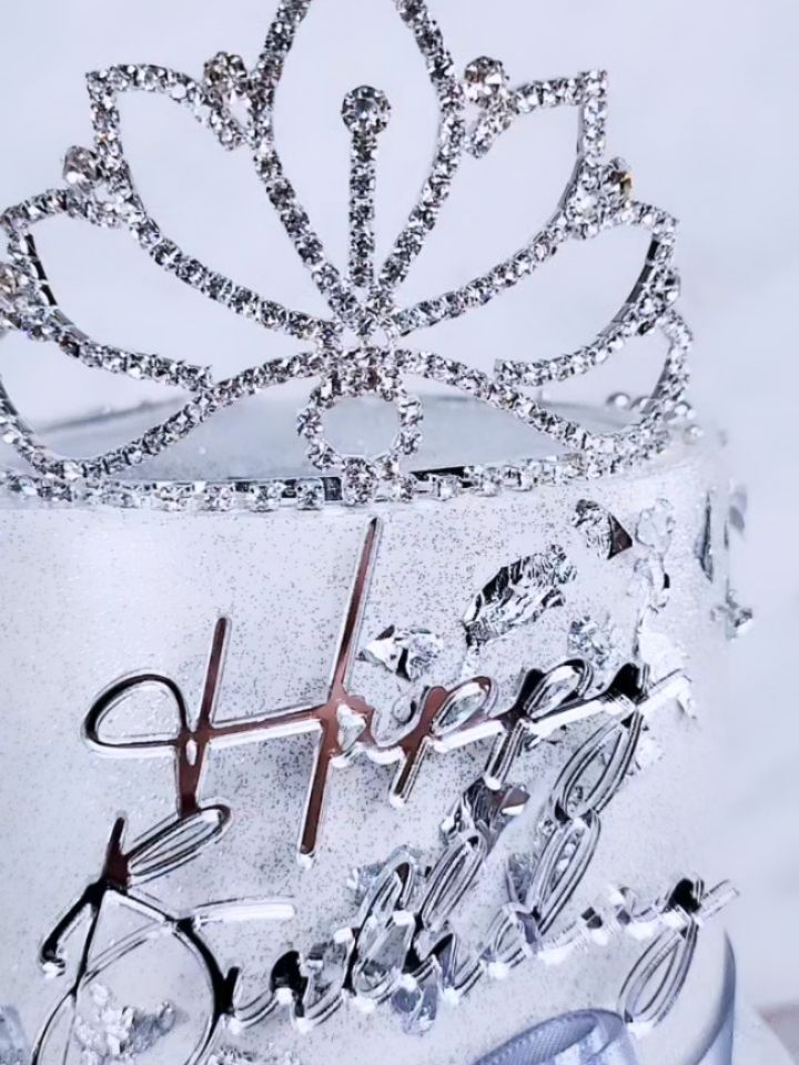 Diamond Glitter ๐
#diamondglitters #GlitterCake #CakeTrends #2026Bakes #Marlenebakes