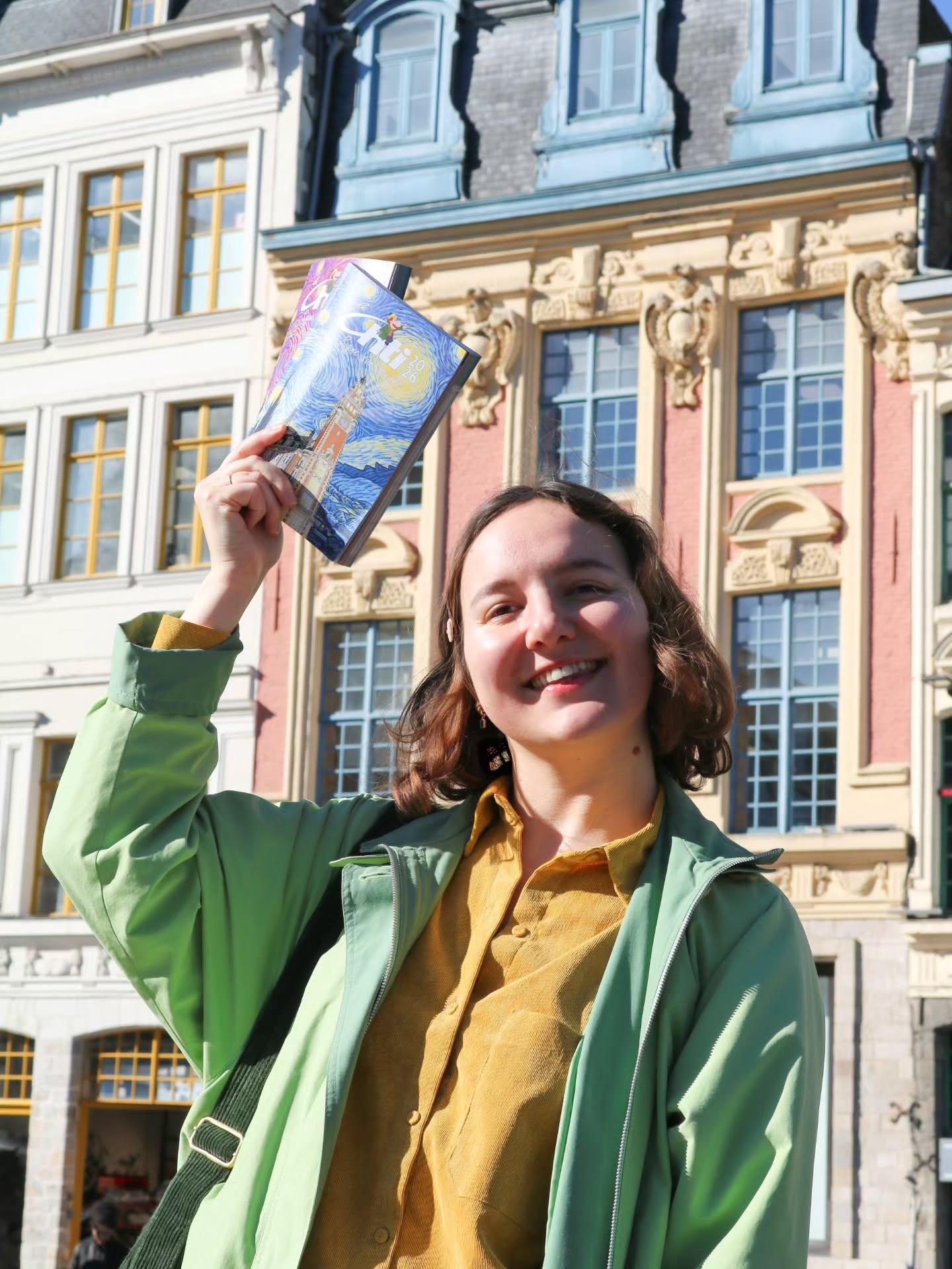 Big news : Azimu est dans le Guide du Chti ! 🥹
Découvrir que l'atelier est nommé comme "coup de cœur" dans la section cours/ateliers cette année, c'est assez dingo et ça me rend un peu fière forcément, moi qui suis très attachée à la transmission du tournage et à mes chers élèves 💫
D'autant plus que le @lechtigrandlille est une institution depuis 53 ans sur la région lilloise, bien connu pour ses super adresses et pépites en tout genre.
Ça me rend méga reconnaissante et c'est en partie grâce à vous, qui osez depuis 2 ans franchir les portes de l'atelier pour mettre les mains à la terre (malgré les galères de cette technique 🥵)
Le Guide est dispo dans les tous les offices du Tourisme de la métropole, donc go choper le vôtre pour bien manger, bien festoyer, bien se cultiver, et bien vivre finalement🕺 En plus, il est gratuit !
Spoiler concernant l'article : on ne fait pas vraiment des assiettes pendant les initiations à l'atelier, mais c'est quand-même très chouette promis ! 😇