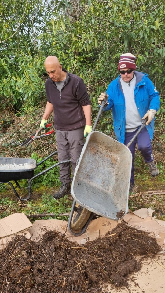 Happy Easter Monday!
This is how we dismantle a #windrow and create a mulched bed at #KingdomForestGarden. What a busy morning it was at last week's Start The Week session!