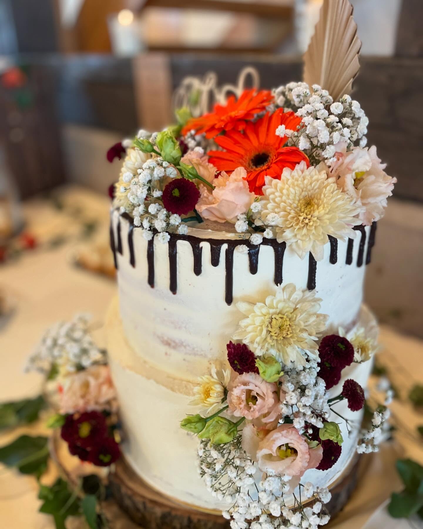 Ihr Lieben,
hier eine wunderschöne Torte vom letzten Wochenende!
Nochmal alles Liebe und nur das Beste für eure gemeinsame Zukunft @carinosaurus und @_andrecash_ ✨🫶
Torte oben: Vanille - Blaubeere (26cm)
Torte unten: Schoko - Himbeere (30cm)
Diese wundervolle Torte gabs zum Sektempfang und es haben insgesamt knapp 90 Personen davon gegessen. 🥰