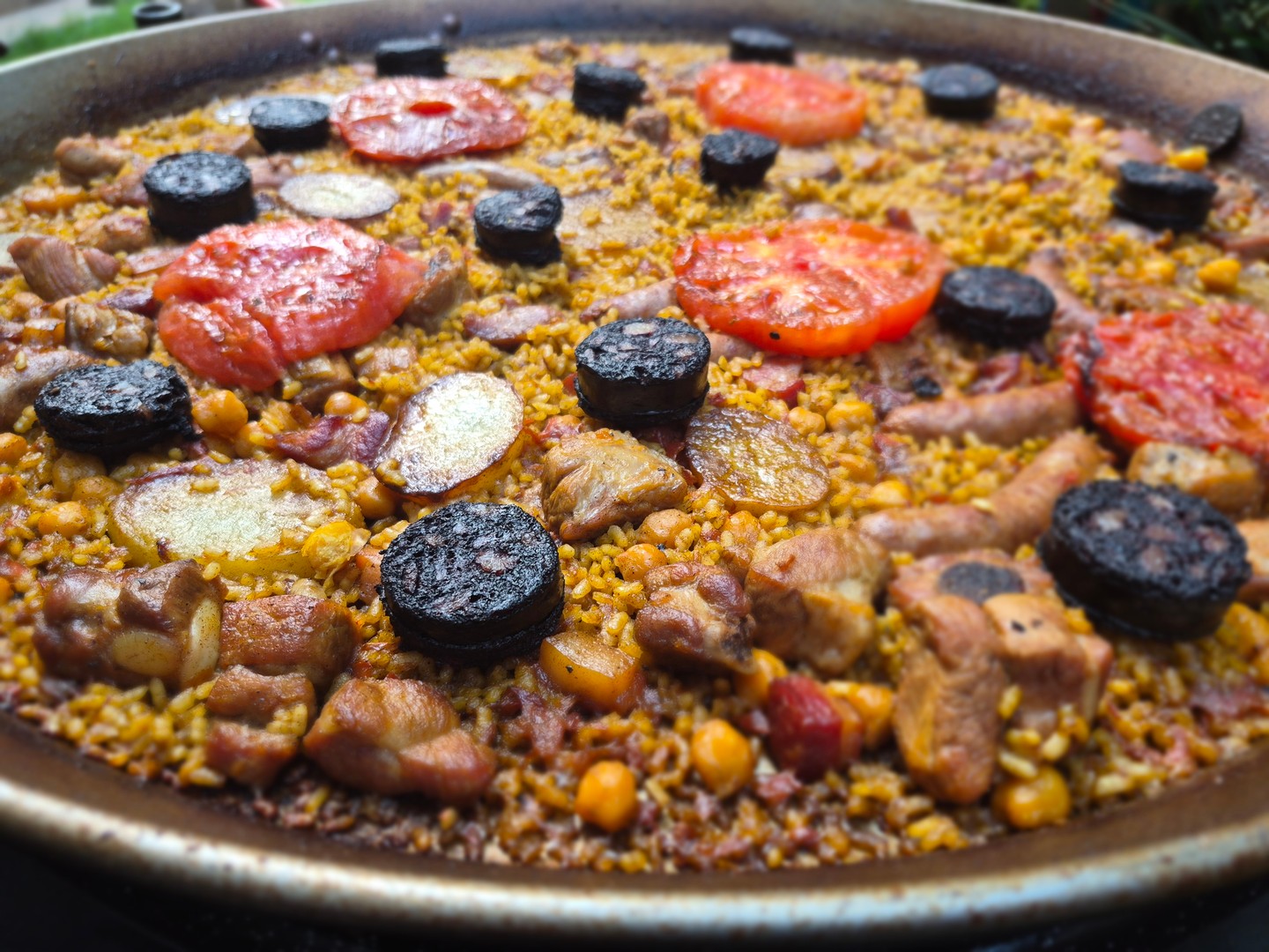 Una paella, muchos sabores, una pasión: la nuestra. Cada receta cuenta un territorio y una técnica que transforman el arroz en conversación. Nosotros medimos el punto de socarrat con la misma precisión que medimos recuerdos: ese crujiente dorado que estalla en la boca; el arroz suelto y perfumado que invita a repetir; los granos que abrazan el caldo hasta convertirse en abrazo compartido.
Los anfitriones que han probado nuestras paellas lo confirman: reseñas y fotos de eventos dan testimonio de mesas que se llenan de miradas y aplausos. ¿Quieres que tu próxima reunión tenga historia y sabor? Cuenta con nosotros.
Link in bio. 🍽️🔥🌿 #paella #saboresdeEspaña #anfitriones #arrozlobito #cocinaauténtica #fiesta