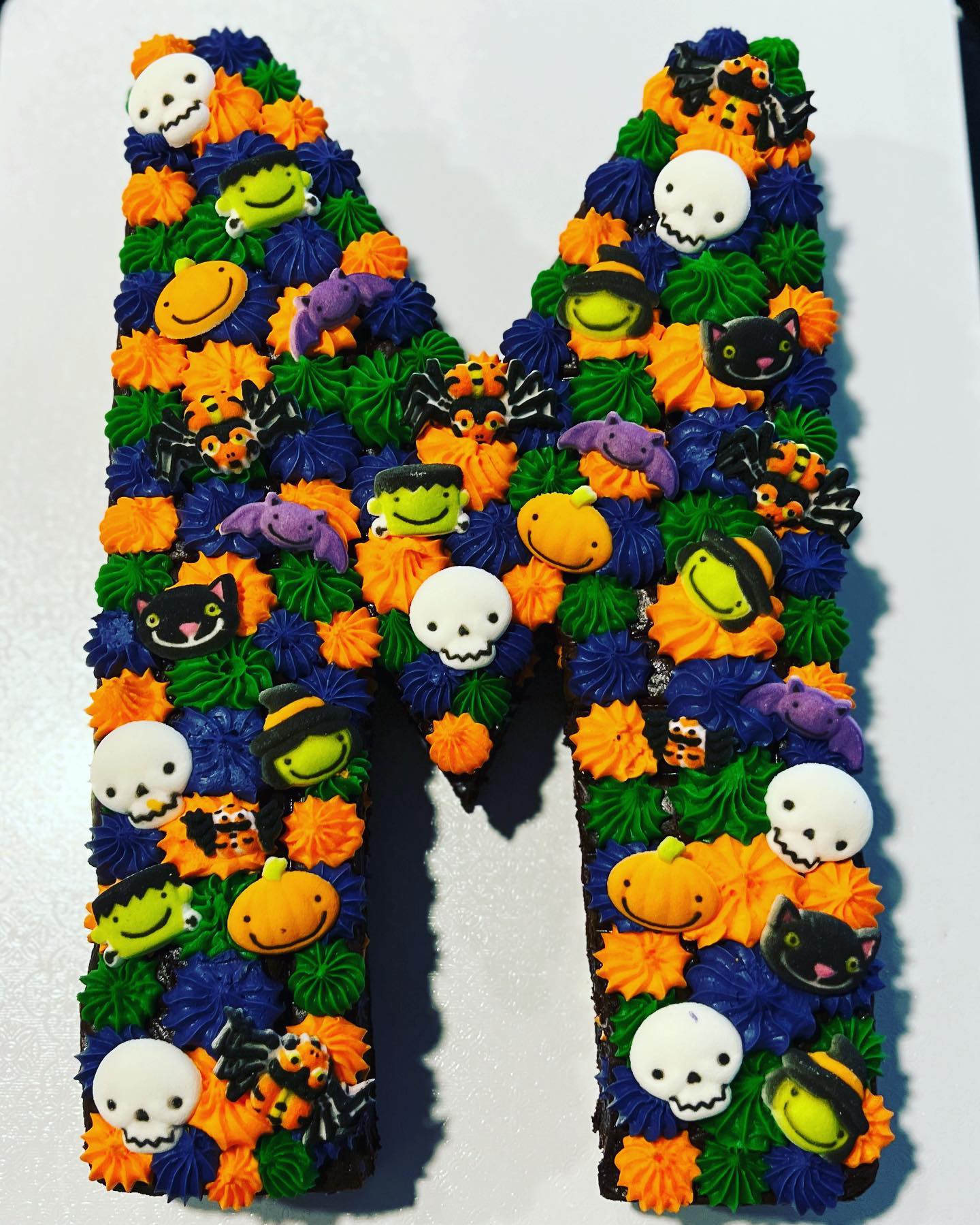 Customer wanted a Halloween/Spooky theme Kake!! Chocolate Kake w/ Butter Cream icing and decorated. #buythepoundkakes #halloween #scary #spooky #cakes #sugarlandtexas #birthdaycake #babyshowertheme