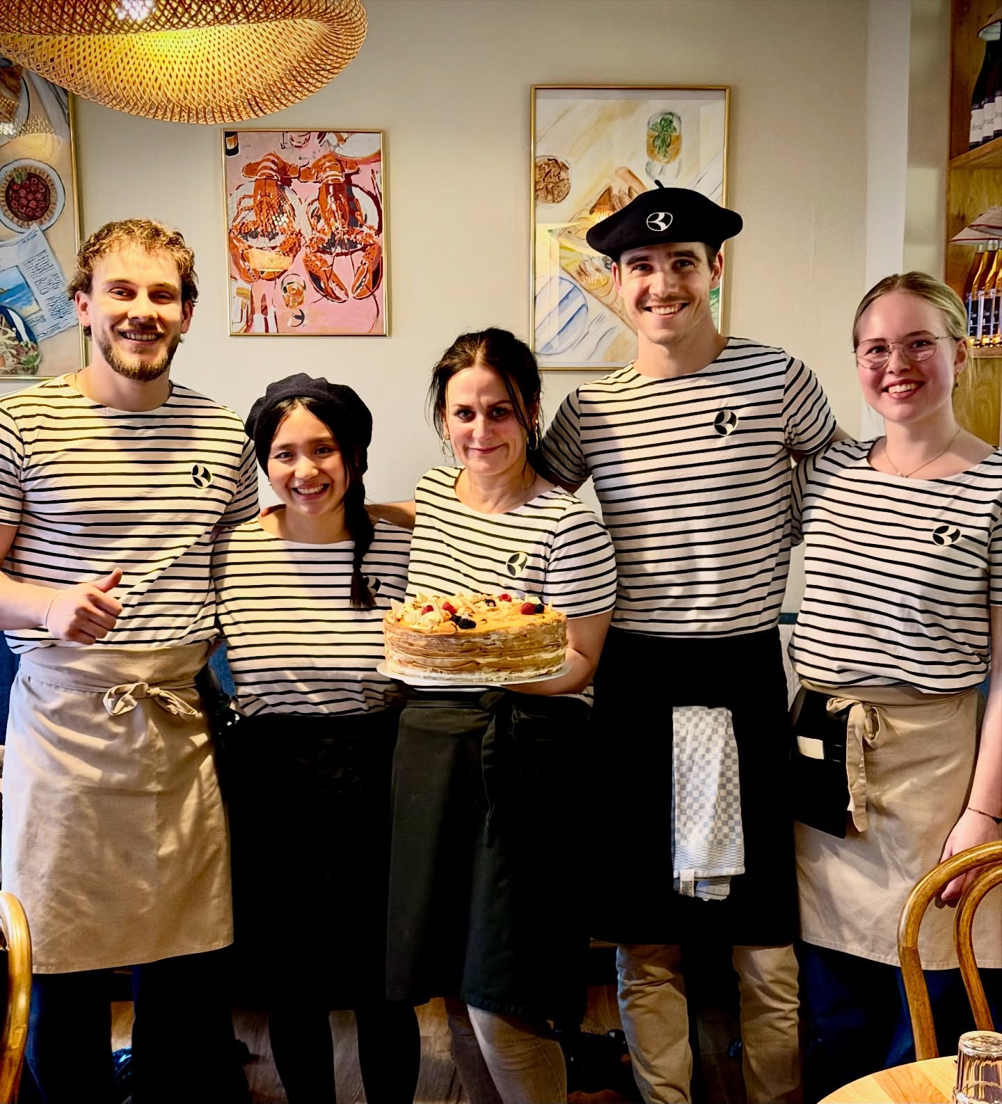 Ein kleiner Ausschnitt unseres Teams.
Denn auch wenn ein paar tolle Menschen weitergezogen sind, gehören sie irgendwie trotzdem noch zum Team.
Leider bin ich im Moment gar nicht mehr im Abendgeschäft sondern arbeite im Hintergrund und wir könnten das alles gar nicht richtig wuppen, ohne unser Team
♥️ 🫶🏼