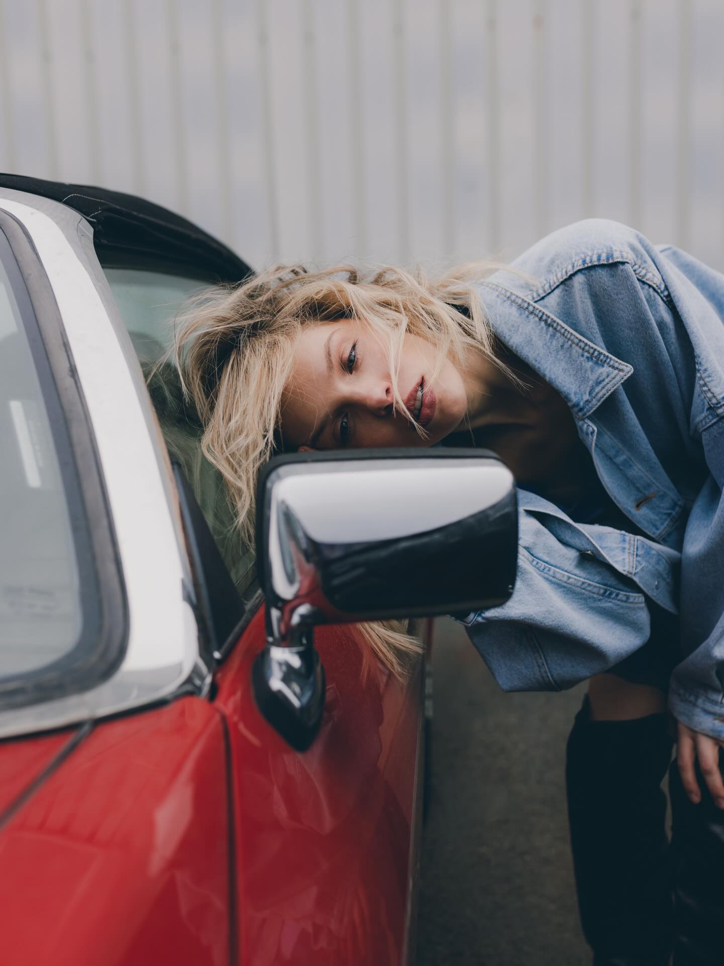 Historia mody pisana jest przez kobiety.
Przez te na wybiegach i te na ulicach.
Przez te, które łamały zasady, i te, które tworzyły nowe.
Były przed n