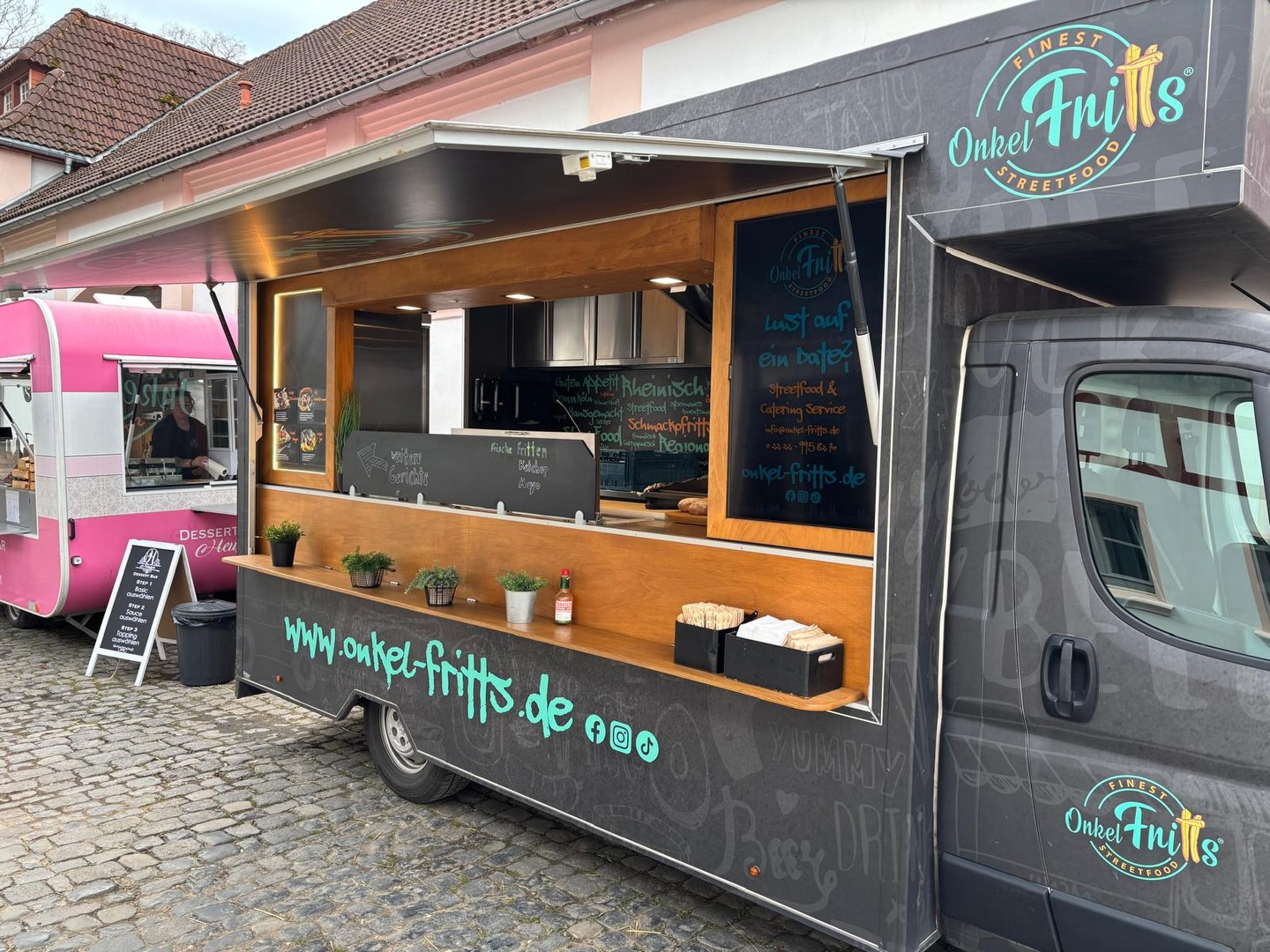Du planst ein Event, eine Hochzeit oder Firmenfeier? 🎉
Wir bringen das Streetfood direkt zu dir! 🍟🚐
Onkel Fritts – dein Foodtruck für unvergessliches Catering 😍
👉 Jetzt anfragen
💌info@onkel-fritts.de
#catering #foodtruck #events #streetfood