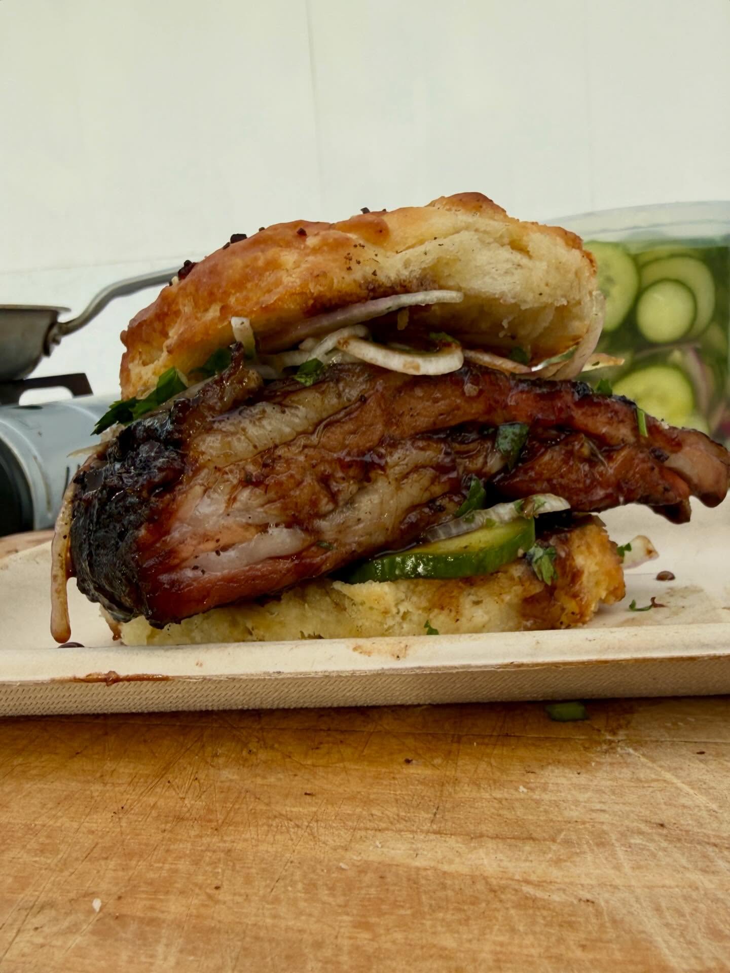 ✨Tis’ the season for lamb!
Inspired by the Mac Rib this @btweensandwichco Lamb Jam Biscuit Sando is 🤤🤤🤤🤤
Smoked Lamb Ribs, pomegranate molasses bbq sauce, herbs & onions, pickles, everything biscuit
Happening now @ricevillagefarmersmarket !! 9a-1p