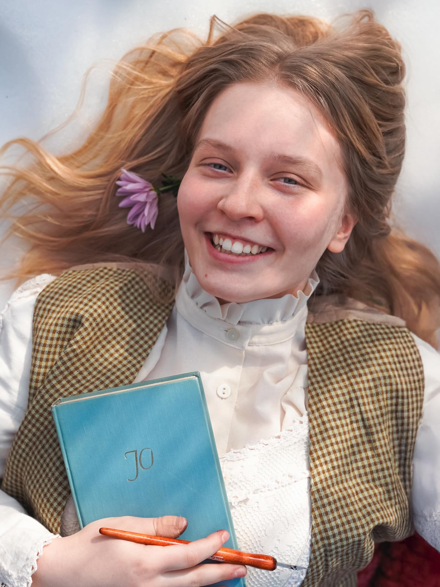 Pikku naisia - sisarusten esittely Jo March
Jo March - rohkea, omapäinen ja täynnä tarinoita. Jo kulkee omia polkujaan, rakastaa kirjoittamista ja uskaltaa unelmoida suuresti. Lavalla hän on voima, joka kantaa tarinaa eteenpäin ja sytyttää ympärilleen kipinän, jota on mahdoton olla seuraamatta.
Jo'n roolissa nähdään upea Aino Piela. Pikku naiset on Ainon toinen tuotanto Järvenpään kesäteatterissa, ja teatteri on hänelle sydämen asia.
"Teatterissa on yhteisöllisyyttä ja yhdessä tehden oppii koko ajan uutta. Se on taidemuoto, joka haastaa ylittämään itsensä." -Aino
"Roolihahmoni Jo on elinvoimainen, oikeudenmukainen ja räväkkä - ominaisuuksia, joita toivoisin myös itselleni. Toisaalta Jo on myös ärsyttävä, koska hänen mielipiteensä ovat niin vahvoja." -Aino
Ensi-ilta 13.6.2026
Louisa May Alcott
Näyttämösovitus Heini Vahtera
Ohjaus Sirpa Riuttala
Järvenpään Vanhankylänniemessä
#Järvenpäänteatteri #Järvenpäänkesäteatteri #kesäteatteri #Pikkunaisia #kesä2026
Kuva: Hanna Erämaja