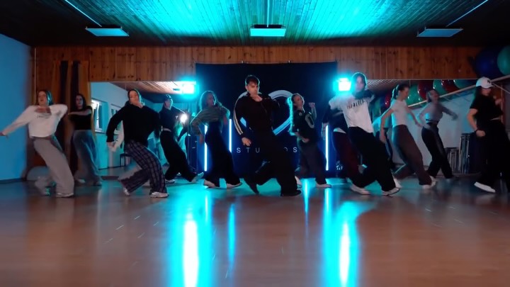 Our ALL STYLES MEDIUM CLASS really hit the gas with this one 🔥 This choreo by @dennis_nixx was so much fun and brought the heat – full energy and just straight up vibes ⭐️
Wanna join our classes? Send us a DM to save yourself a spot for a free trial class! 💌
🧠 choreography: @dennis_nixx
🎶 music: @sagethegemini
🎥 video: @dennis_nixx
🏠 location: @mdstudios_de
#mdstudios #ansbach #dancestudio