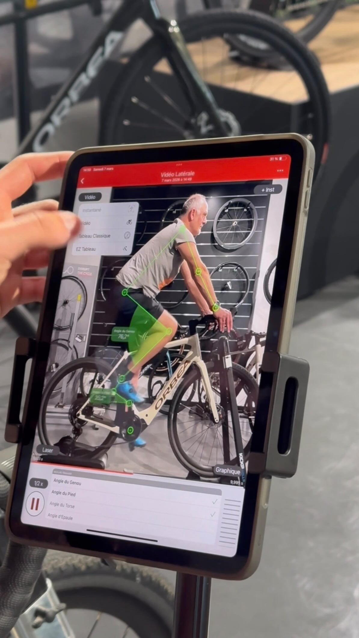 Pour être efficace et optimiser son rendement, l’angle de pédalage joue un rôle essentiel.
Chaque coup de pédale doit être fluide, aligné et adapté à votre biomécanique.
Un mauvais angle peut limiter votre puissance et créer des compensations inutiles.
👉 Gauthier a tous les outils pour analyser votre angle de pédalage et trouver votre position optimale.
Grâce à une analyse précise, vous pédalez plus juste, plus efficacement… et avec moins de contraintes.