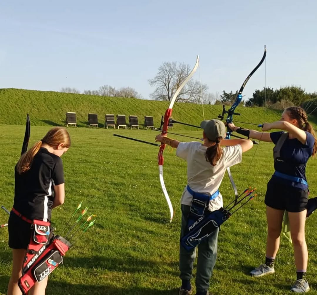 A lovely and sunny Easter junior Session this week, focusing on form and longer distances in preparation for competitions.
With the help of coach @imogen_archery04, it is great to see the technical progress of our archers, and it's really beginning to show in scores.
#springhassprung #archeryinthesun #archery #coaching #junior