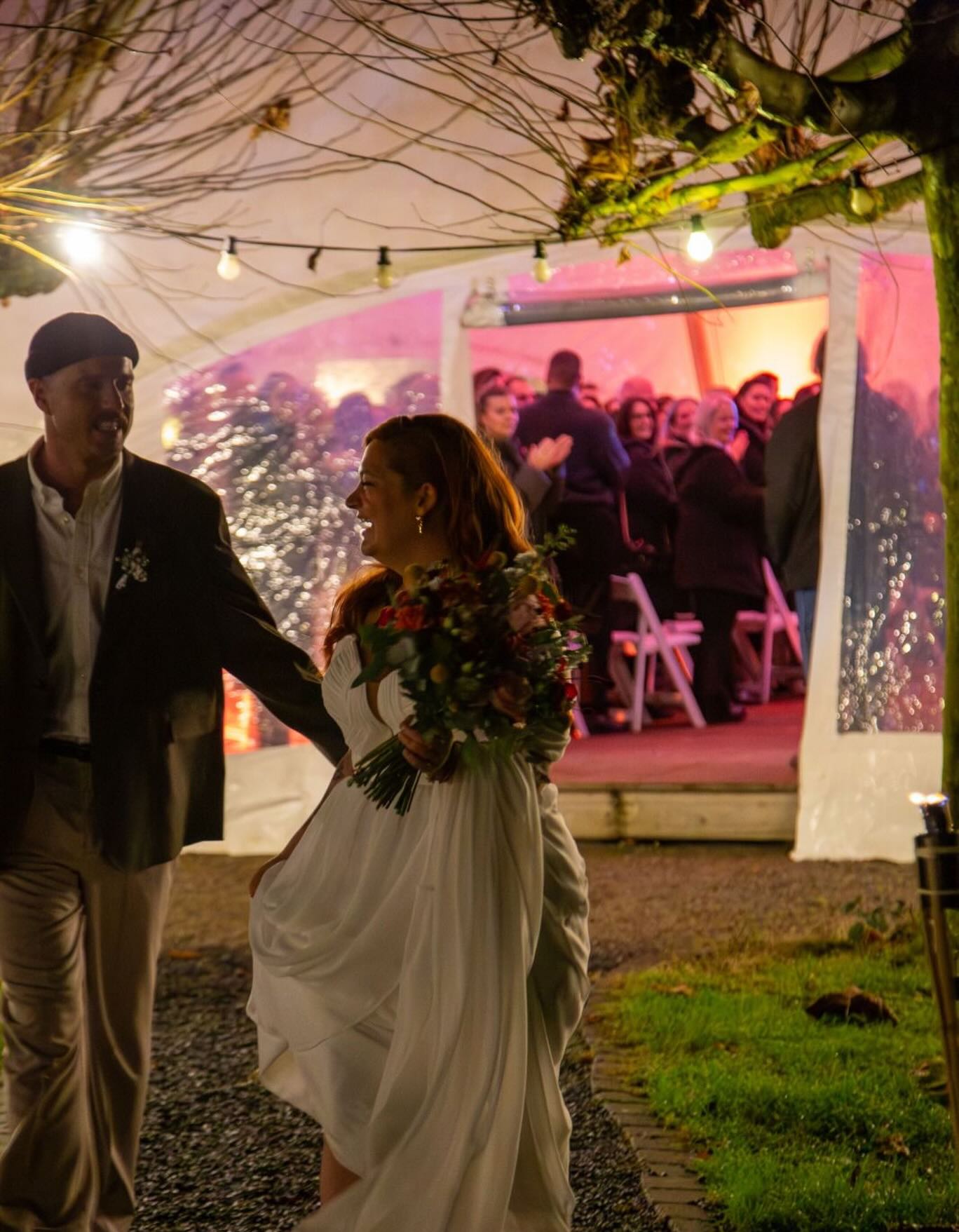 zusammen raus, zusammen weiter.
Yannick & Christin haben eine Winterhochzeit gefeiert und bewiesen, dass eine Trauung im Dunkeln ein ganz besonderen Charme hat. 🤍
📸: @maike_hellwig
#HausamSeeGochNess #Hochzeitslocation #Winterhochzeit