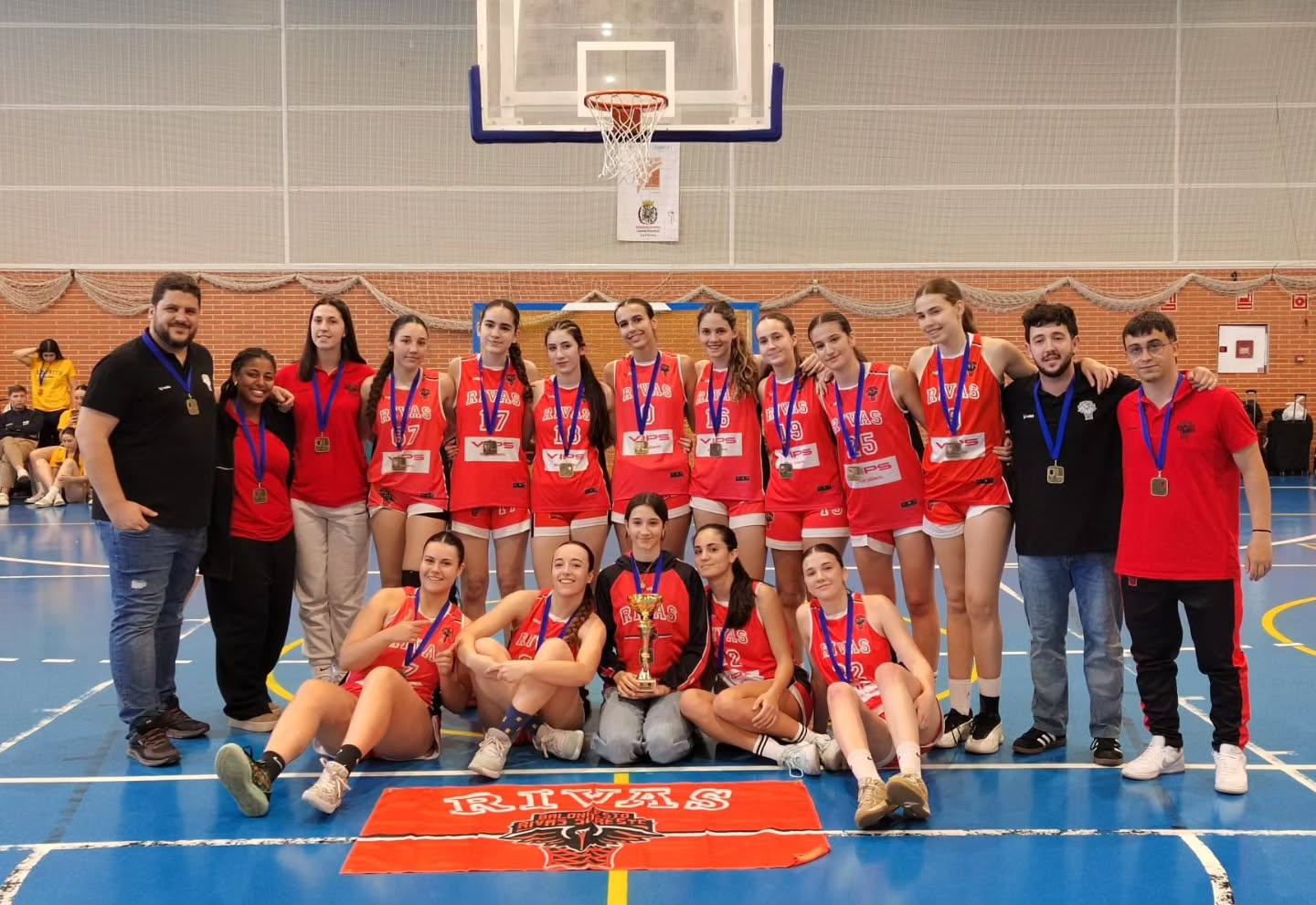 ¡Subcampeonas en Cartagena!
Nuestras junior han realizado un torneo espectacular, proclamándose subcampeonas tras un gran esfuerzo, compromiso y trabajo en equipo.
Orgullosos de cada una de vosotras por la entrega dentro y fuera del campo.
¡Enhorabuena, equipo!
#BaloncestoRivasSureste