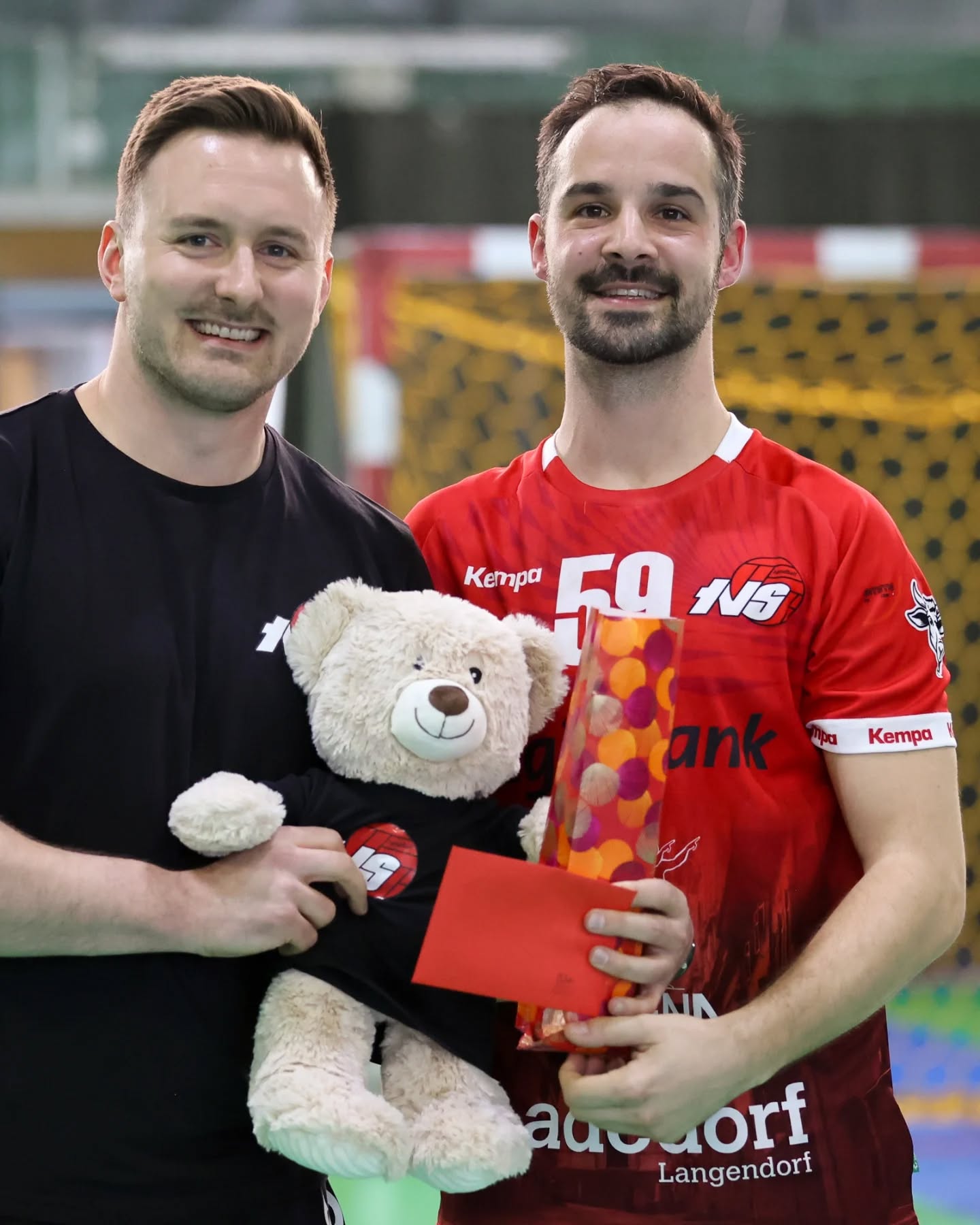 Danke Pfeuti! 🙌
Simon ist ein echtes @handball.jegenstorf Urgestein und vor zwei Jahren zum TVS in die 1. Liga gestossen.
Menschlich einer der feinsten Charaktere – und auch sportlich besonders in der Rückrunde ein wichtiger Faktor.
Er erzielt vielleicht nicht die meisten Tore, aber mit Sicherheit einige der schönsten.
Mit ihm verlieren wir einen absoluten Teamplayer. Gleichzeitig lassen wir ihn gerne ziehen, denn zuhause wartet eine noch wichtigere Aufgabe:
Simon ist gestern Vater geworden – wir gratulieren herzlich zur Geburt von Luc. 🎉
Lieber Simon, wir wünschen dir und deiner Familie nur das Beste, viel Gesundheit und unvergessliche Momente. 🍀
Simon, danke für alles – und wir hoffen, dich auch künftig rund um unseren Verein zu sehen. ❤️🤍