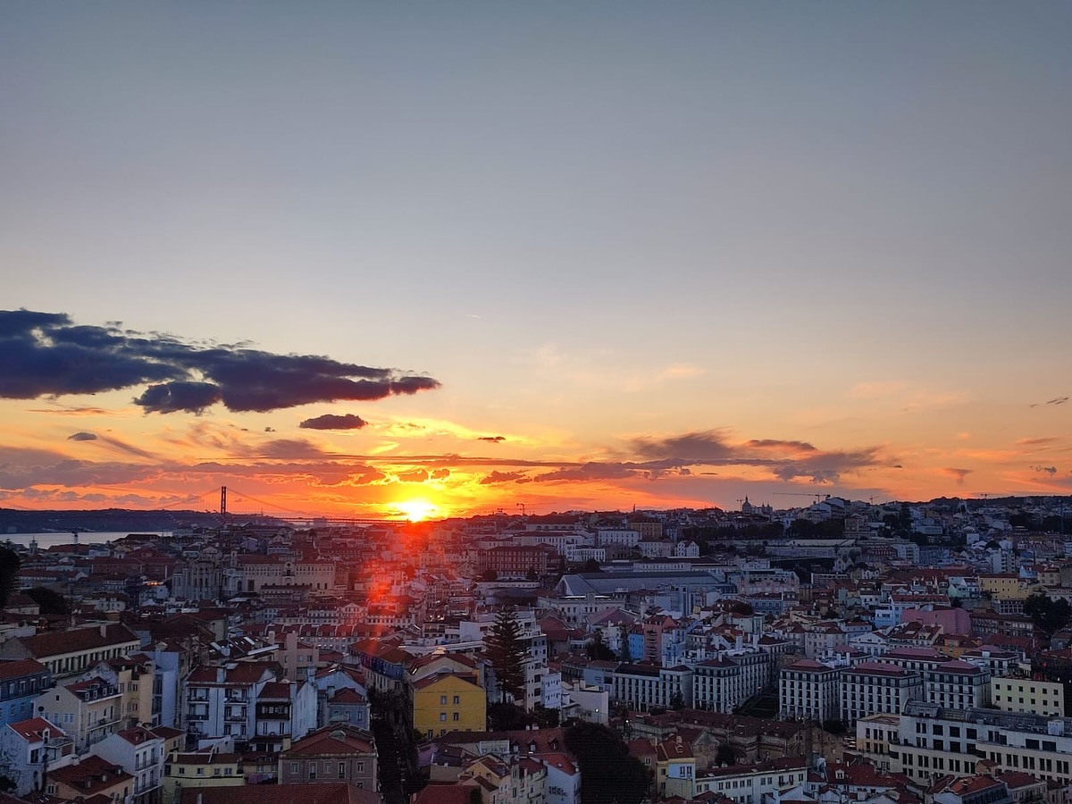 Cuando nuestros clientes siguen las recomendaciones de los guías, quedan deslumbrados por la luz de Lisboa y los lugares que marcan la historia de la ciudad. 😎🫶
📍Miradouro da Senhora do Monte
📚 Bertrand - La Librería más antigua del mundo
#freewalkingtours #lisboa #tourdelisboa #lisbonlovers