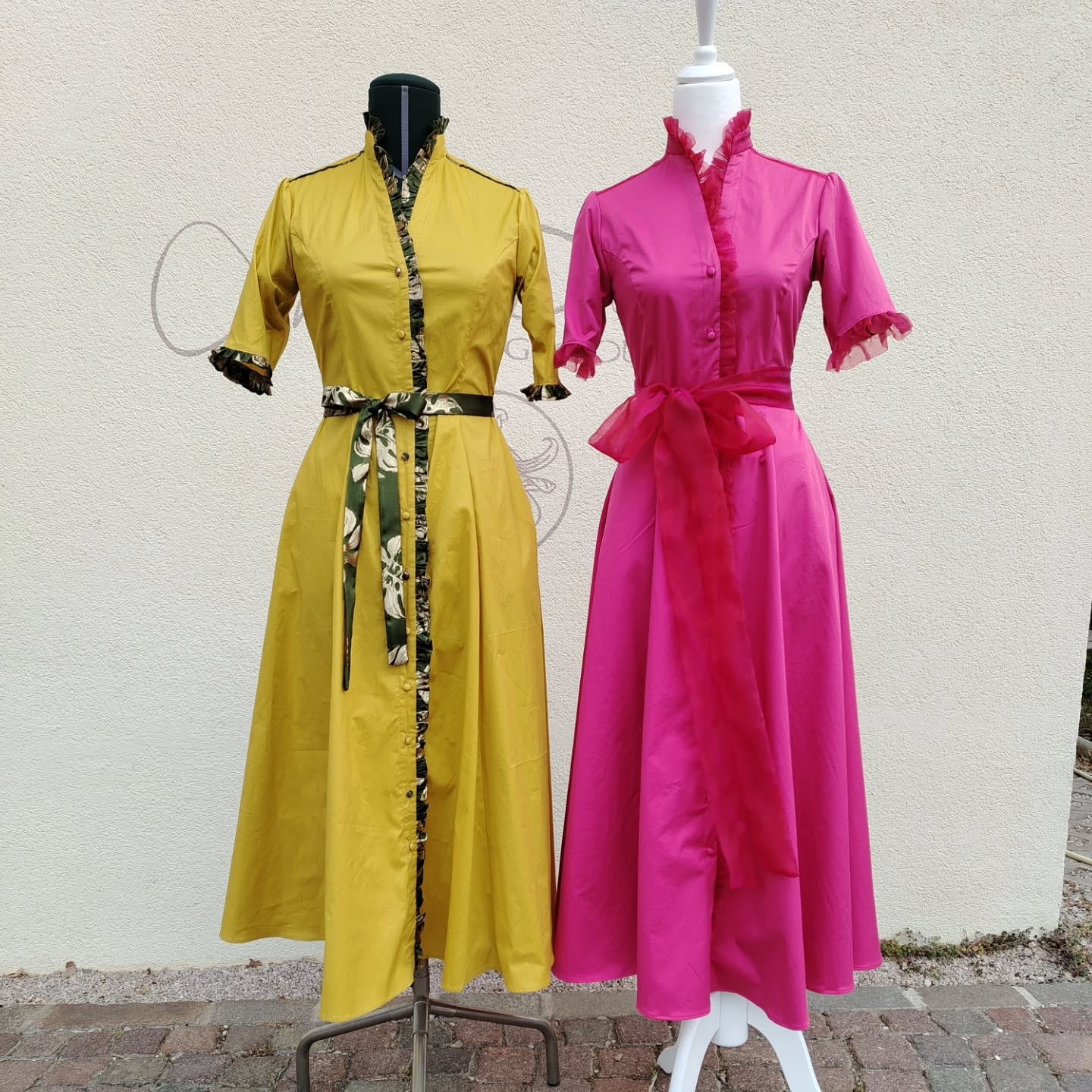 Hemdblusenkleider in Gelb und Pink, perfekt für den Frühling.