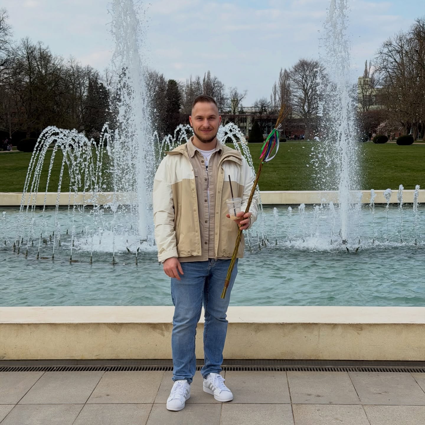 Veselé Velikonoce 🐣🌿🌱
~
Občas je potřeba zpomalit. Nejen trénovat, pracovat a jet naplno, ale taky dát tělu i hlavě prostor na regeneraci.
Velikonoce jsem tentokrát využil právě k tomu trochu vypnout, nabrat energii a srovnat si věci.
Jinak jedu většinu času naplno. A o to víc pak dává smysl si tenhle balanc hlídat. Již brzy vypustím ven spoustu edukativního contentu, sleduj to! ☺️
#velikonoce #brotasfitness #brotas #osobnitrener #strenghtandconditioning