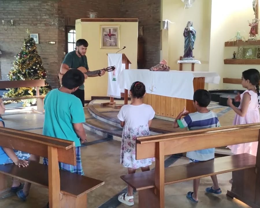 🎄El día viernes, previa a Navidad, y como desde hace un tiempito intentamos brindar una jornada diferente a los niños de Ciudad. En esta ocasión coincidió con la preparación hacia la navidad. Como les venimos compartiendo, esta actividad fue acompañada por la creación de cartitas con sus pedidos y deseos, con momentos en la capilla de contemplar el pesebre y pensar en sus deseos más profundos. También se sumaron los cantos de villancicos que nos ayudan a comprender que paso hace tanto tiempo un 24 de diciembre, el porque de la celebración de Navidad.
Además, se generaron mini encuentros, dónde la idea fue trabajar el sentido de la navidad, pensar en el amor de Dios sin límites, que nos hizo perfectos como somos, que cada uno es hermoso como es y que la vida es un aprendizaje constante donde ellos están a tiempo de un montón de cosas todavía por vivir. Vino Santi una persona a la cual le tenemos mucho aprecio y agradecemos por este hermoso gesto de acompañar en estas vivencias desde lo espiritual.
🕯Luego nos vestimos, "disfrazamos" haciendo los personajes del pesebre, dónde recuperamos la historia y a la ves dejamos expresar sentires y formas de vivenciar esa recreación. 💫El padre Barbero nos dio su bendición, contemplamos juntos unos minutos el nacimiento del niño Dios y de esta manera cerramos este hermoso día. ¡Fue una linda experiencia para todos y agradecemos nuevamente a Santi!.