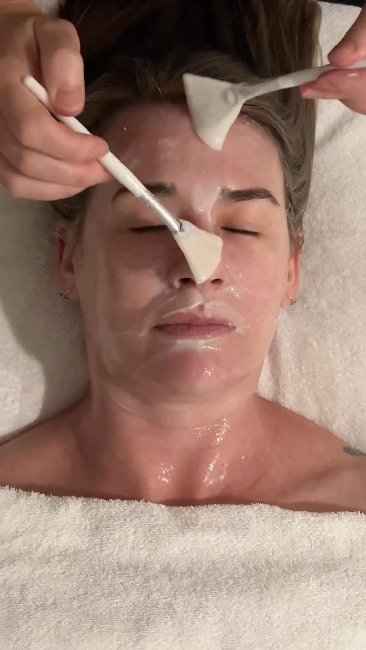 Let’s talk facial peels! We use naturopathic skin care made right here in beautiful Australia. WaterLily enzyme or glycolic peels require no down time but deliver stunning results - glowing, dewy, plump, hydrated and healthy skin ✨