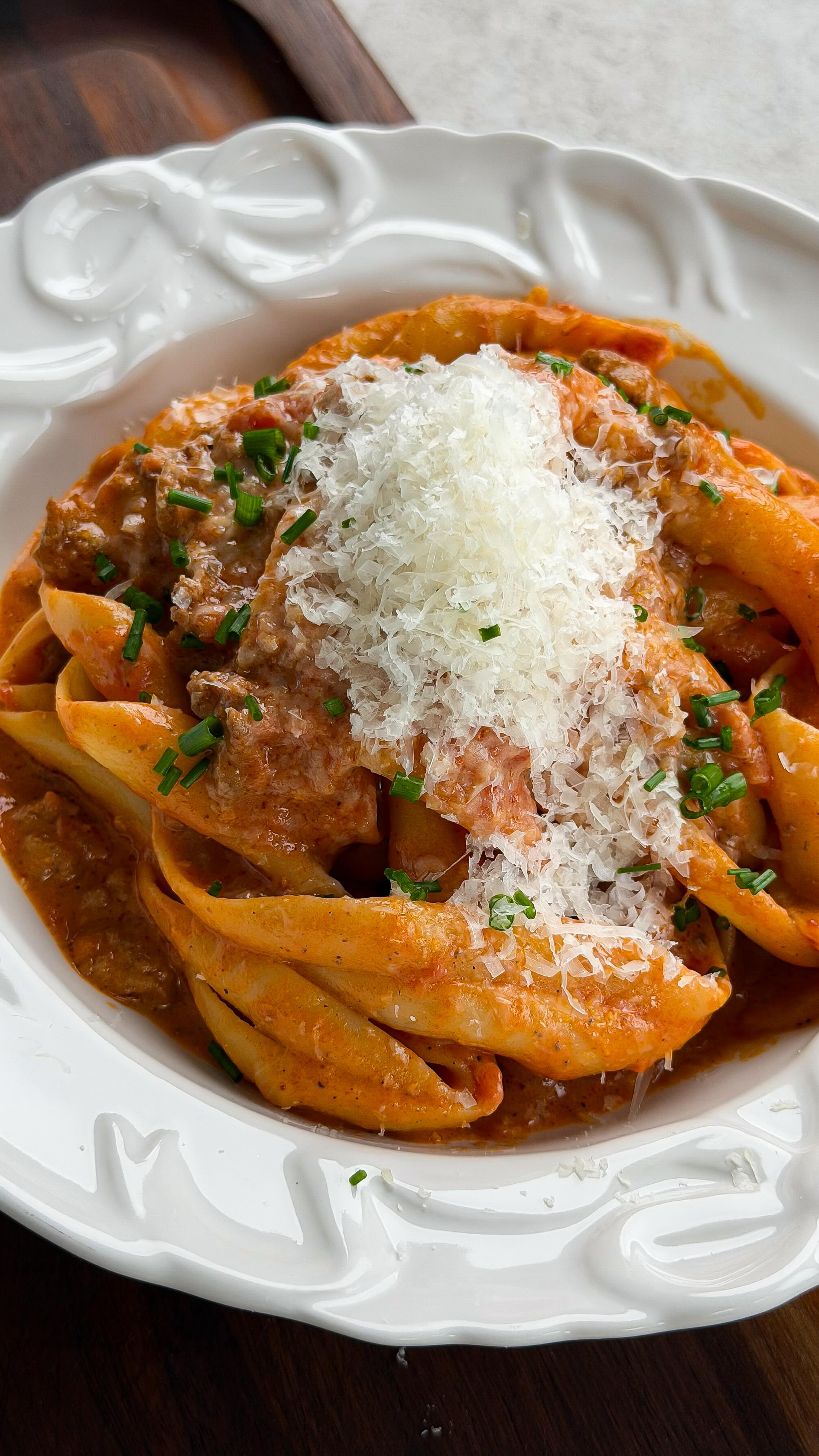 One Pan Creamy Protein Pasta🍝
This is your sign to stop overcomplicating dinner 🤭One pan, creamy, high-protein, and made with simple ingredients you probably already have. It’s cozy, easy, and honestly SO good.
Ingredients
1 small onion, finely diced 🧅
1 lb ground beef
2 garlic cloves 🧄
Salt, pepper, paprika, dried sage 🧂
2 tbsp tomato paste 🍅
1 (15 oz) can crushed tomatoes 🥫
2 cups broth (chicken or beef)
8 oz pasta (any pasta works) 🍝
¾ cup cream 🥛
¼ cup grated parmesan 🧀
¼ cup water, as needed to loosen sauce 💧
Fresh chives, for topping 🌿
HOW TO MAKE IT
1. Heat a large pan over medium heat with a little oil. Sauté onion until soft, then add ground beef. Season with salt, pepper, paprika, and sage, and cook until browned. Stir in garlic and tomato paste and cook for 1–2 minutes until fragrant.
2. Add crushed tomatoes, broth, and pasta. Make sure the pasta is mostly covered in liquid (add water if it’s not covered). Bring to a gentle simmer.
3. Cover and cook for 10–12 minutes, stirring occasionally, until the pasta is tender. If the sauce gets too thick, add a splash of water as needed to loosen.
4. Stir in cream and parmesan until smooth and creamy. Let it thicken for a few minutes. Taste, adjust seasoning, and finish with lots of parmesan and fresh chives.
Save this for an easy, high-protein dinner you’ll actually crave😋
#pastarecipe #homemade #dinnerideas #highproteinmeals #easyrecipe