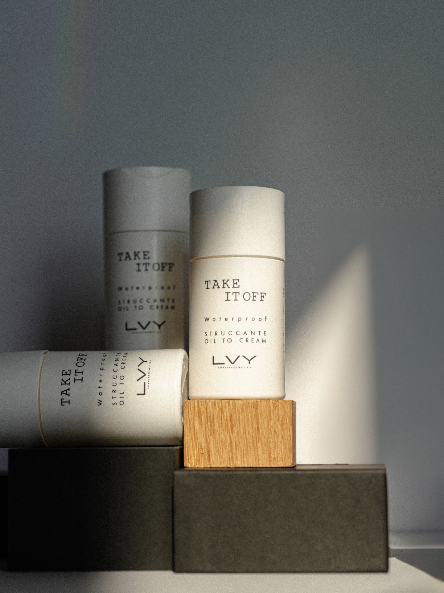 To nie jest zwykły demakijaż.
To moment, w którym skóra zaczyna oddychać.
Najpierw olejek — rozpuszcza makijaż, SPF i cały dzień na Twojej twarzy.
Potem dodajesz wodę… i wszystko się zmienia.
Formuła zamienia się w lekkie mleczko, które dokładnie oczyszcza skórę, nie zostawiając tłustego filmu ani uczucia ciężkości.
Take It Off od LVY Cosmetics działa w zgodzie ze skórą:
bez tarcia
bez podrażnień
bez naruszania jej naturalnej bariery
Efekt?
Świeża, miękka i komfortowa skóra, która jest gotowa na więcej.
Bo prawdziwa pielęgnacja zaczyna się od tego, jak oczyszczasz skórę.
#demakijaż #oczyszczanie #skincare #lvcosmetics #pielęgnacja zdrowaskóra