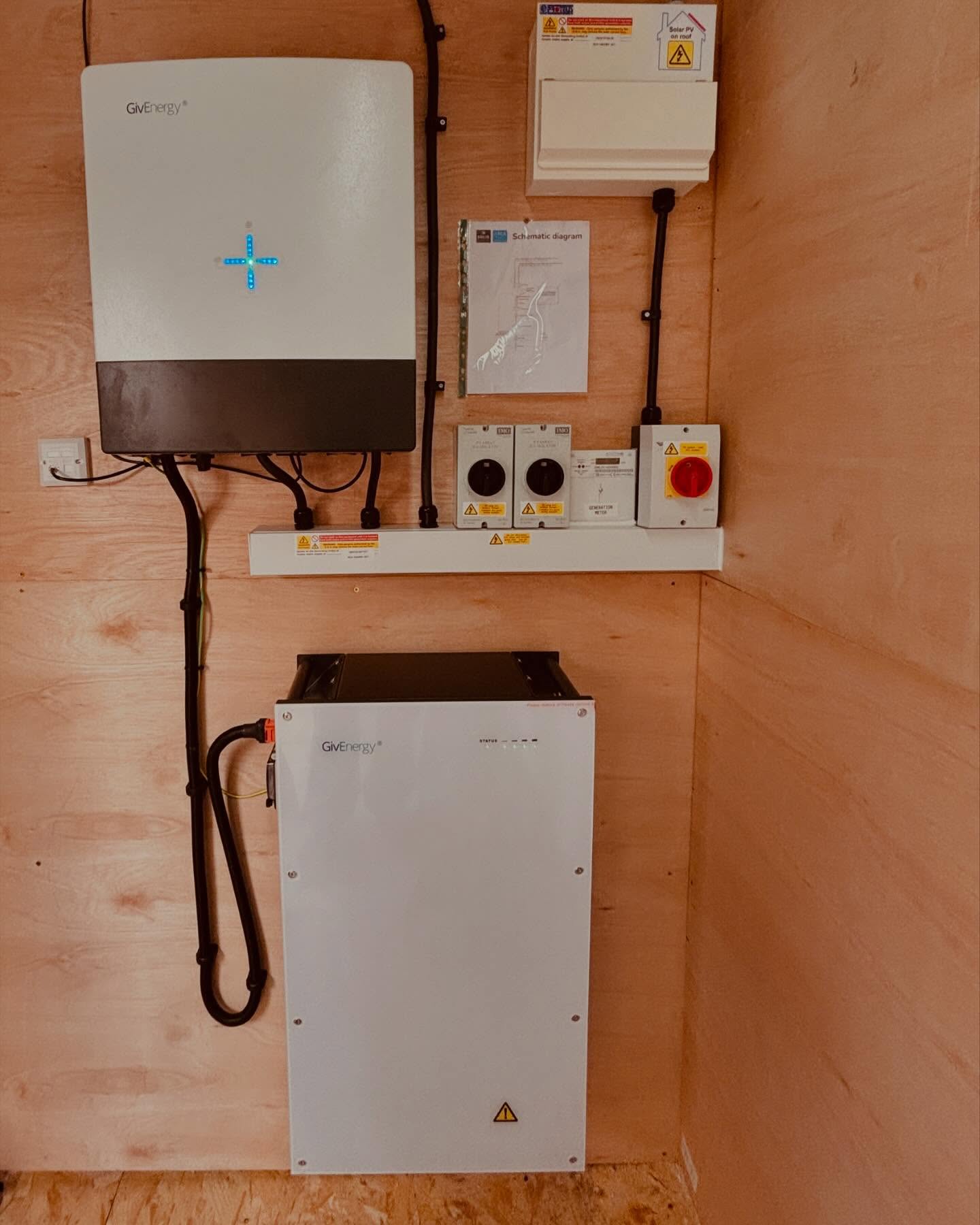 Another completed @givenergyuk Hybrid inverter with 9.5kwh. Battery Storage install completed in #Melksham with 16 Aiko 455w all black panels in East/West configuration. The Panels look fantastic in the autumn sunlight. #chippenham #wiltshire #solar #renewables #netzero materials supplied by @rexelbath