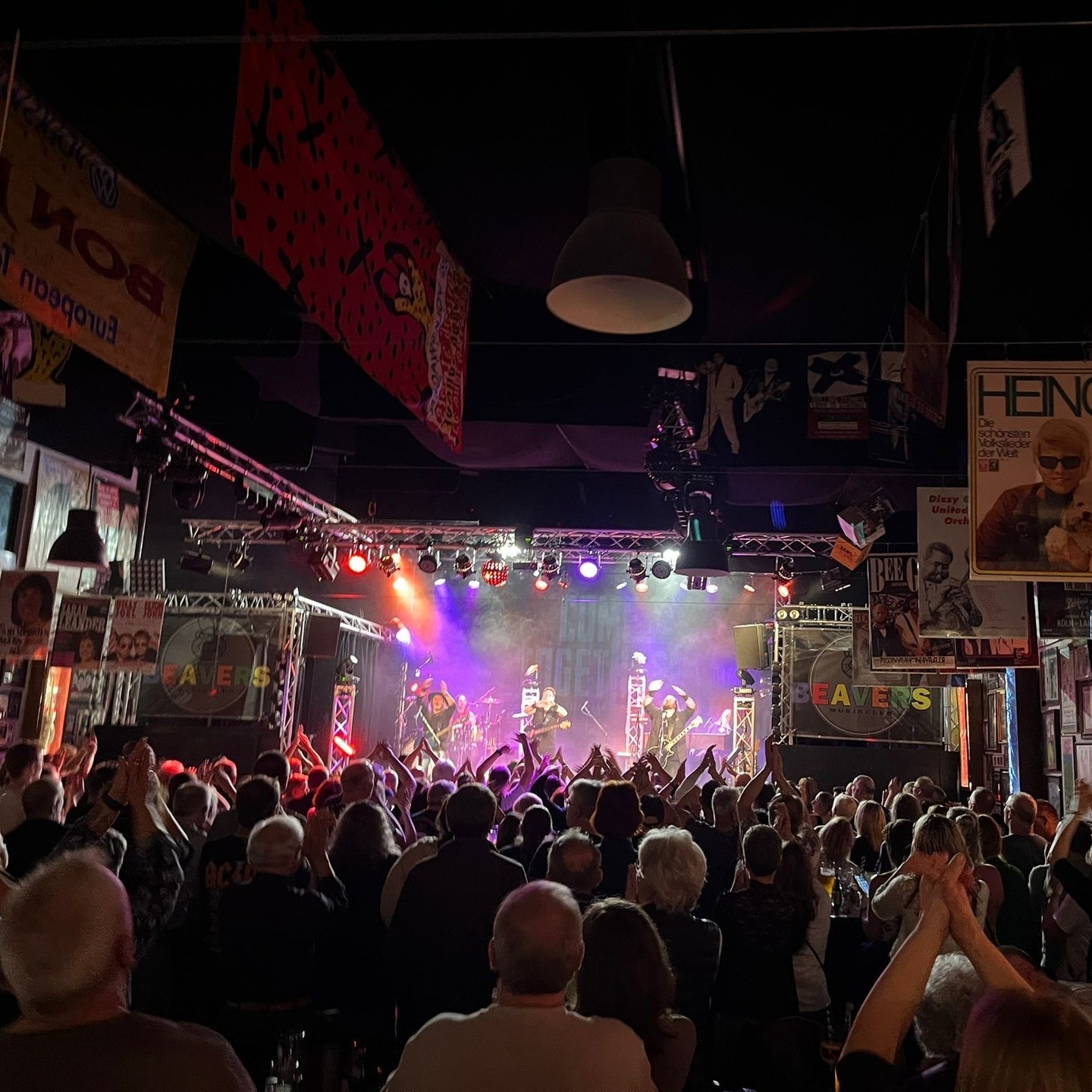 🔥 HEISS war’s! 🔥
Das schießt uns als erstes in den Kopf wenn wir an gestern denken! Und damit meinen wir nicht nur die Temperaturen im BEAVERS, sondern auch EUCH! 😄 Ihr wart einfach unglaublich! Eure Energie, Eure Stimmung – absoluter Wahnsinn! 💥
Danke an alle, die gestern mit uns getanzt, geschwitzt, gesungen und gefeiert haben. Es war uns ein riesiges Fest! ❤️
➡️ Weiter geht’s schon am kommenden Samstag, den 11.04.2026 in der Musichall Geiselwind!
🎟️ Ticketlink in Bio (oder an der Abendkasse)
Wir freuen uns auf Euch, Geiselwind! 🙌
📷 Raimund Wunder | Birgit & Martin Glatz