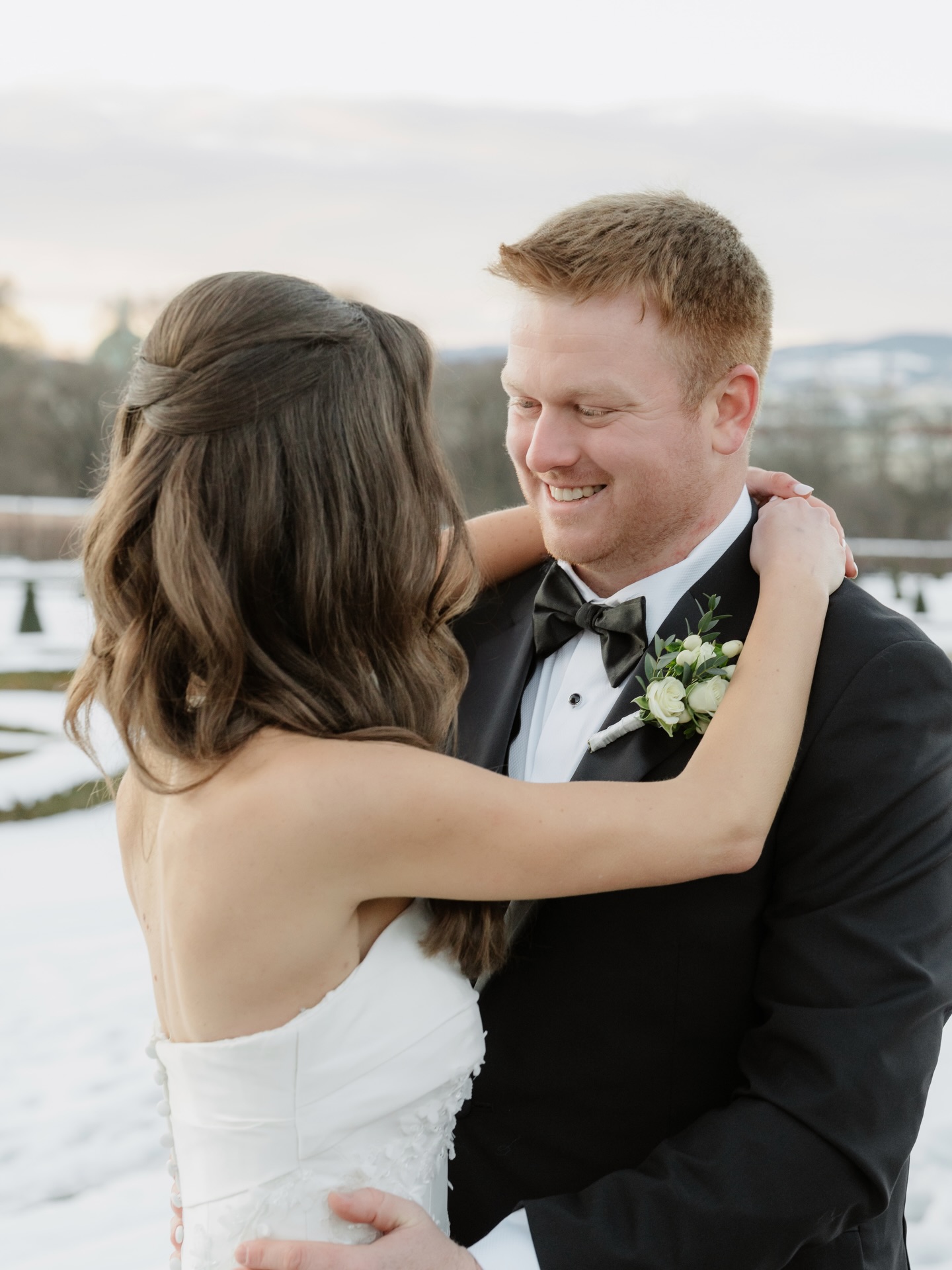 Das Brautpaar hat sich für den First Look im Hotel entschieden. Um die Zeit am Nachmittag und Abend mit den Gästen zu nutzen, wurden vor der Zeremonie bei Tageslicht ein paar Shots vor dem Schloss Belvedere im Schnee gemacht. ❄️
Foto @jakobresch.studio
#weddingplanner #destinationweddingvienna #luxurywedding #hochzeitsplanerin #weddingvienna