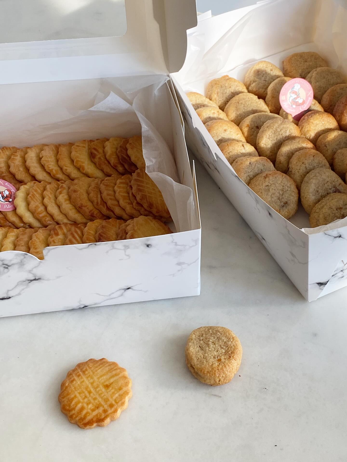 #lechateaudescarpathes was my favorite. Was about you?
Not everything has to be reinvented.
For a #julesverne evening at @parentheses_french_bookshop Librairie Française,
with the support of @franceinhk Consulat général de France à Hong Kong et Macao,
I just followed the story.
Born in Nantes.
Lived and died in Amiens.
So I made:
— Sablés Nantais
— Macarons d’Amiens
Nothing more.
Sometimes, the right answer is already there.
Bringing a Taste of France to Hong Kong 🇫🇷