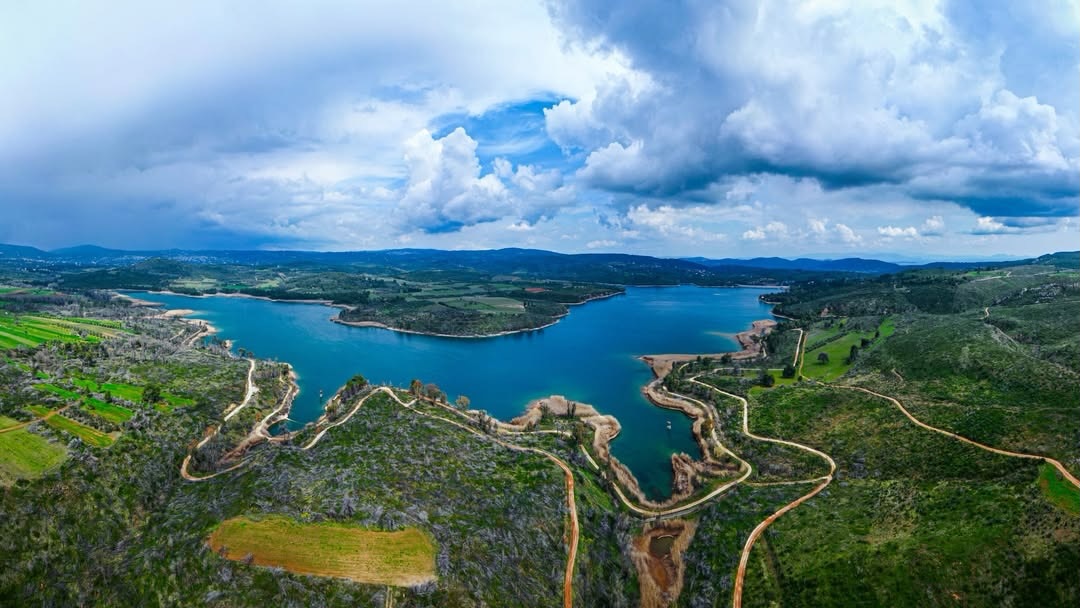 💦 Η λίμνη Μαραθώνα είναι τόσο μεγάλη όσο περίπου 340 γήπεδα ποδοσφαίρου μαζί! Με έκταση 2,45 τ.χλμ. και βάθος που φτάνει τα 54 μέτρα, κρατά 41 εκατομμύρια κυβικά νερού!
Lake Marathon is as vast as about 340 football fields combined! With an area of 2.45 sq. km and depths reaching 54 meters, it holds 41 million cubic meters of water!
Pic @essentially_junior #welovemarathon #lake #marathonas @greece