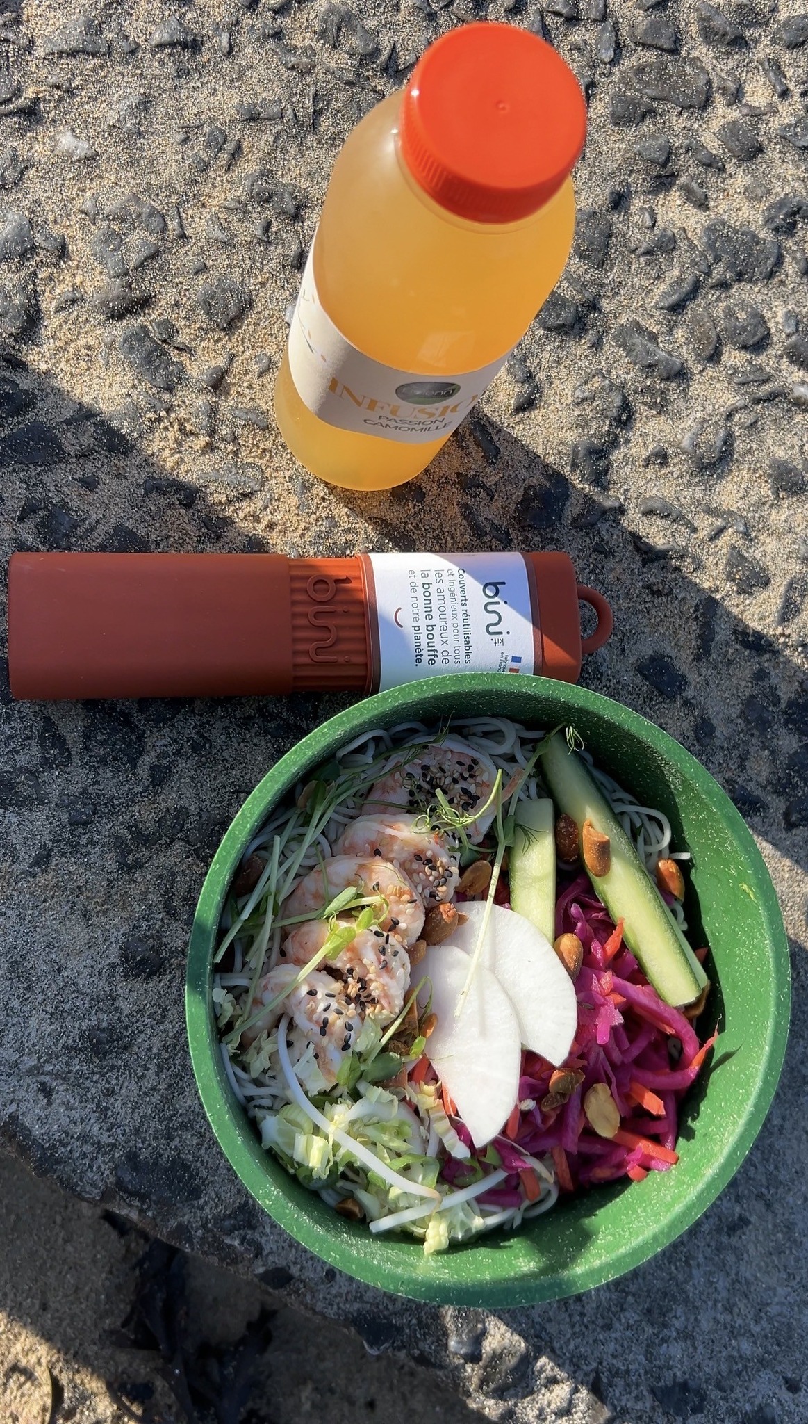 Le soleil est la et votre pause déjeuner aussi ☀️
Nos plats à emporter vous accompagnent partout : plage, balade, bureau… Faites le plein de fraîcheur, Bolenn s’occupe du reste !
Et vous, quel est votre spot préféré à Saint-Malo pour déguster nos plats ? On a hâte de découvrir vos endroits !
#BolennSaintMalo #Local #RestaurantSaintMalo #Plage #FaitMaison #Bretagne