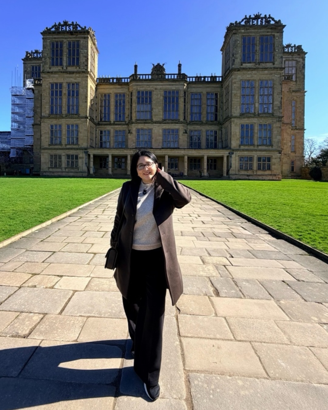 Entre histórias, jardins e séculos de elegância… nosso dia em Hardwick Hall foi daqueles que ficam guardados com carinho não só na memória, mas também nas fotos.
E falando nisso… parece que o Instagram está cada vez mais voltado para vídeos curtos, né? Mas a gente confessa: amamos fotos.
Tem algo especial em registrar um momento assim, um detalhe da arquitetura, a luz perfeita, um sorriso no meio do passeio… é como levar um pedacinho da viagem com a gente pra sempre. 🤍
Mesmo que elas não tenham o mesmo alcance de antes, vamos continuar postando por aqui. Porque, no fim, isso também é sobre memória, sobre sentir de novo…
Podem nos chamar de old school, mas a gente gosta assim
E vocês, o que acham? Também são do time das fotos ou já migraram 100% para os vídeos? 💭
#EmiLouDayByDay #HardwickHall #irmasviajantes