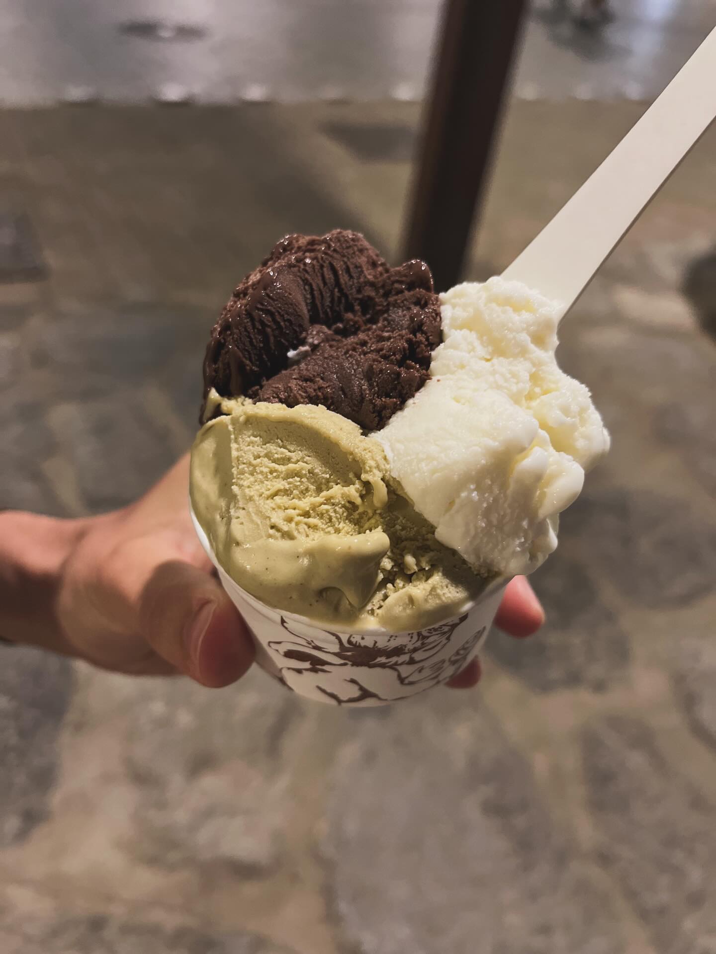 Diäten, Verbote, Verzicht…
Schon lange fällt mir auf, dass viele Frauen viel zu wenig essen.
Zu wenig, um hormonell stabil zu sein
Zu wenig, um genug Energie zu haben
Zu wenig, um emotional ausgeglichen zu sein
Zu wenig, für einen gesunden Zyklus
Zu wenig, um normal zu funktionieren
Sich zu nähren ist kein Kontrollverlust, es ist Selbstrespekt und Selbstfürsorge 🫶🏼
In meinen Beratungen arbeite ich mit Frauen die sich schon jahrelang zügeln, kontrollieren und einengen. Sie dürfen wieder lernen sich Raum zu geben und flexibel sein, das Essen als Freund und nicht Feind betrachten.
Wir dürfen als Frauen VIEL essen, so viel wir wollen, so viel Hunger wir haben. Dass unser Körper sich endlich wieder sicher fühlt und entspannen kann! Dies ist keine Einladung zur Völlerei: iss richtig und nicht wenig 👍🏻
Und nein, du nimmst nicht endlos zu. Erst so kann dein Stoffwechsel optimal arbeiten und dein Wohlfühlgewicht anstreben. Viele sind überrascht, dass man auch bei zu WENIG essen zunimmt. Dem Körper fehlen die nötigen Nährstoffe um zu funktionieren - denk mal darüber nach 😉
#intuitivessen #sättigungsgefühl #ernährungspsychologie #ernährungsberatungzürich