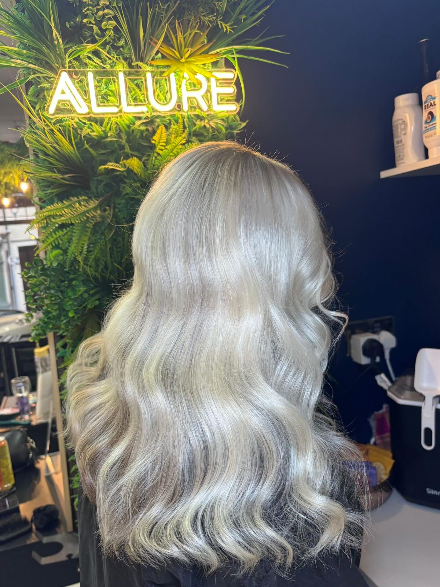 ❄️Soft, seamless blonde created with finely placed highlights to add brightness and dimension, followed by a custom toner to neutralize warmth and achieve a clean, icy finish🤍
Apprentice Chloe also completed a Kérastase K-
Scan hair analysis to assess the hair and scalp, allowing us to recommend the most suitable products for maintaining strength, moisture, and long-lasting shine-helping keep the hair looking healthy, glossy, and refreshed.🫶🏻
@lorealpro @lorealpro_education_uki