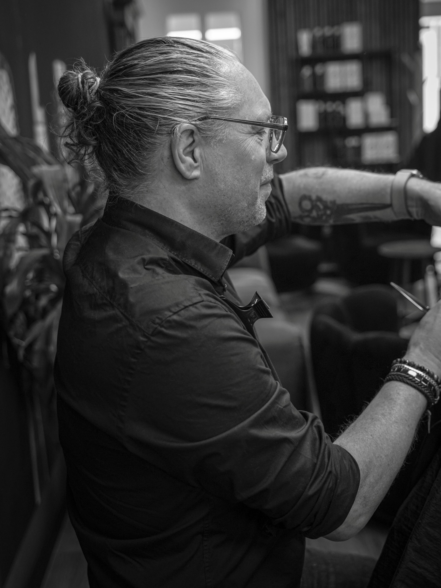 “Bijna 33 jaar K&K.” - Johan
Johan de Wit is al ruim drie decennia eigenaar van K&K Kappers.
Hij begon ooit in het bedrijf van zijn ouders, aan de Sint Jacobsstraat.
De kapsalon ‘Koppie Koppie’ was meer dan 38 jaar geleden dé plek in Noord-Nederland waar je heen ging.
Zijn vader was een kapper die veel waarde hechtte aan techniek en training.
Geïnspireerd door Vidal Sassoon ging hij regelmatig naar Londen om zich verder te ontwikkelen.
Dat het kappersvak ook Johans pad werd, was niet vanzelfsprekend.
Maar op jonge leeftijd begon hij te werken en ontdekte hij dat het vak bij hem paste.
In zijn opleidingsjaren volgde hij cursussen van meerdere weken in onder andere Duitsland en Engeland.
Daar werd de basis gelegd.
In 1992 kreeg hij de kans om voor zichzelf te beginnen.
Hij koos ervoor om zijn eigen weg te gaan in Leeuwarden.
Na een start aan de Eewal keerde de salon al snel terug naar de Sint Jacobsstraat,
waar K&K niet meer weg te denken was uit de straat.
Sinds 3,5 jaar is de salon gevestigd aan het Ruiterskwartier 121.
Een nieuwe plek in de stad.
Samen met een vast team wordt hier elke dag gewerkt met plezier.
Er is ruimte voor ervaring, maar ook voor nieuw talent om zich te ontwikkelen.
Als salon staat K&K voor kwaliteit,
in een ontspannen en gezellige omgeving.
Welkom bij K&K Kappers.