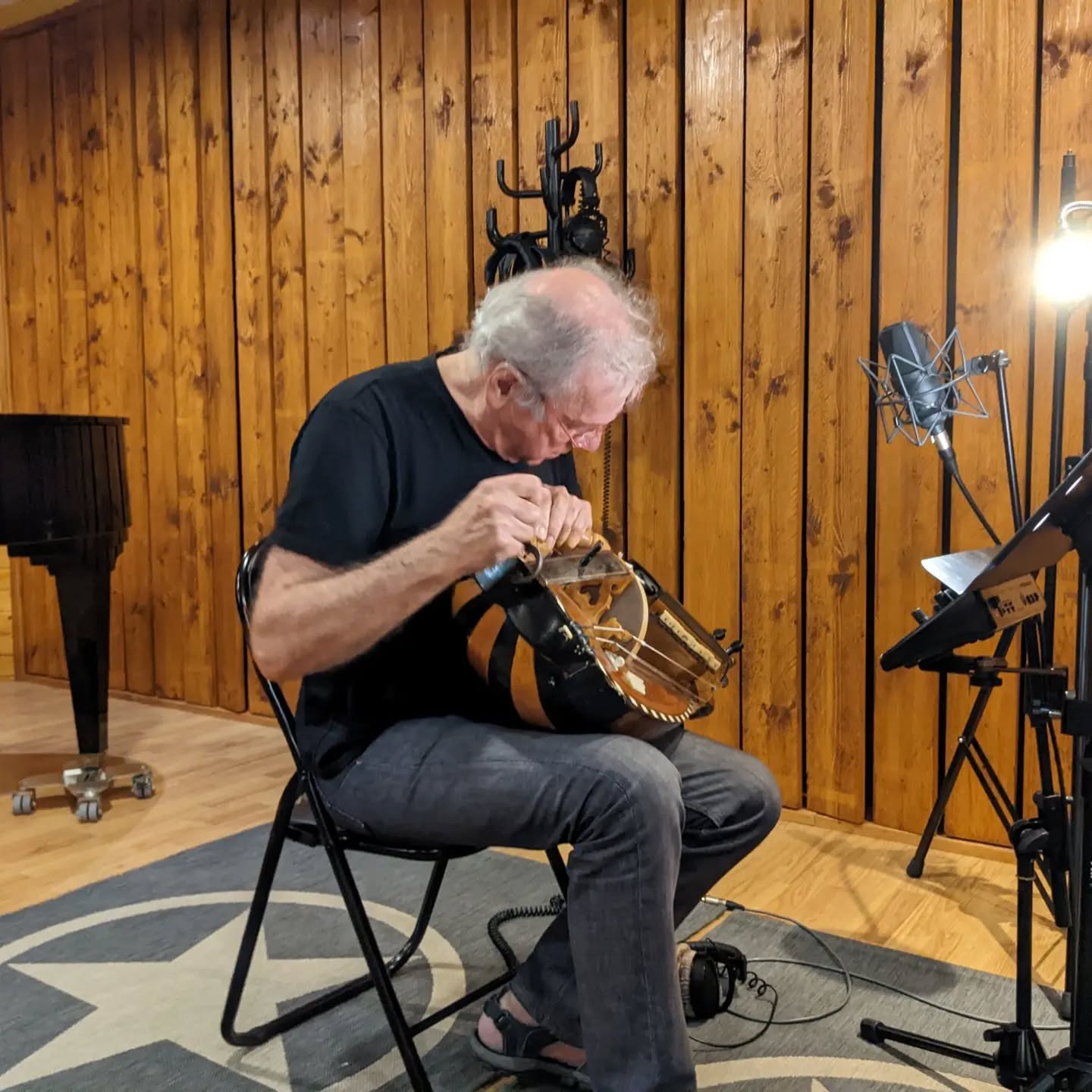 Dominique Regef à la vielle à roue, instrument de la fin du 19eme siècle ! Son spectaculaire... Au studio Producson à Toulouse.
#studiodenregistrement
#studioproducson
#troubadour
#musique
#dominiqueregef
#ingenieurduson