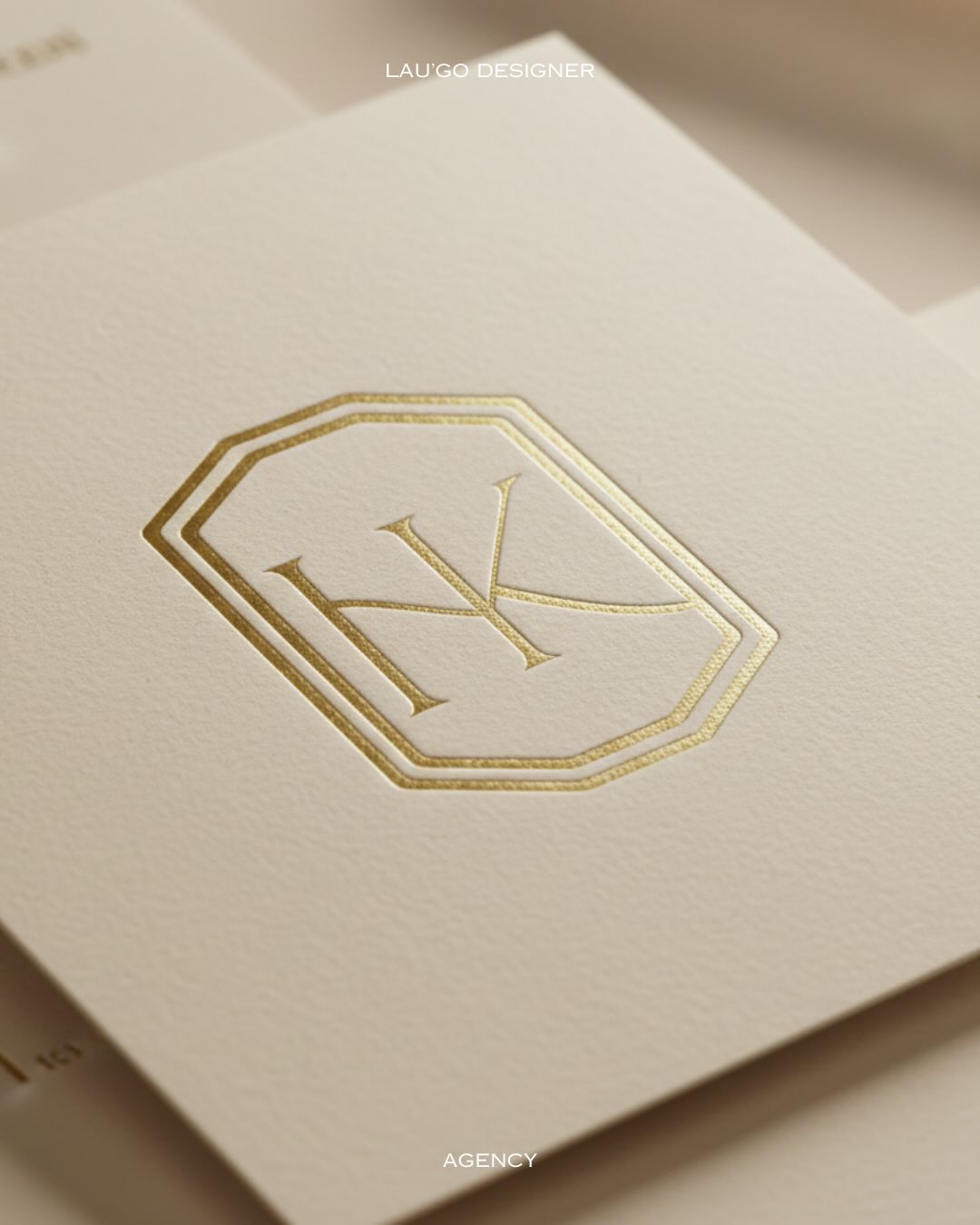 Ce logo n’a pas été retenu. Mais il méritait d’être vu, alors le voilà 😄
Dans mon métier, pour chaque projet livré, il y a des propositions qui restent dans l’ombre. Des créations dans lesquelles j’ai mis autant de soin… mais qui n’ont pas matché avec la vision du client.
C’est la réalité du design : on ne tombe pas toujours d’accord, et c’est ok. Ça fait partie du process.
Mais de temps en temps, j’ai envie de sortir ces petits trésors du tiroir 🗂️