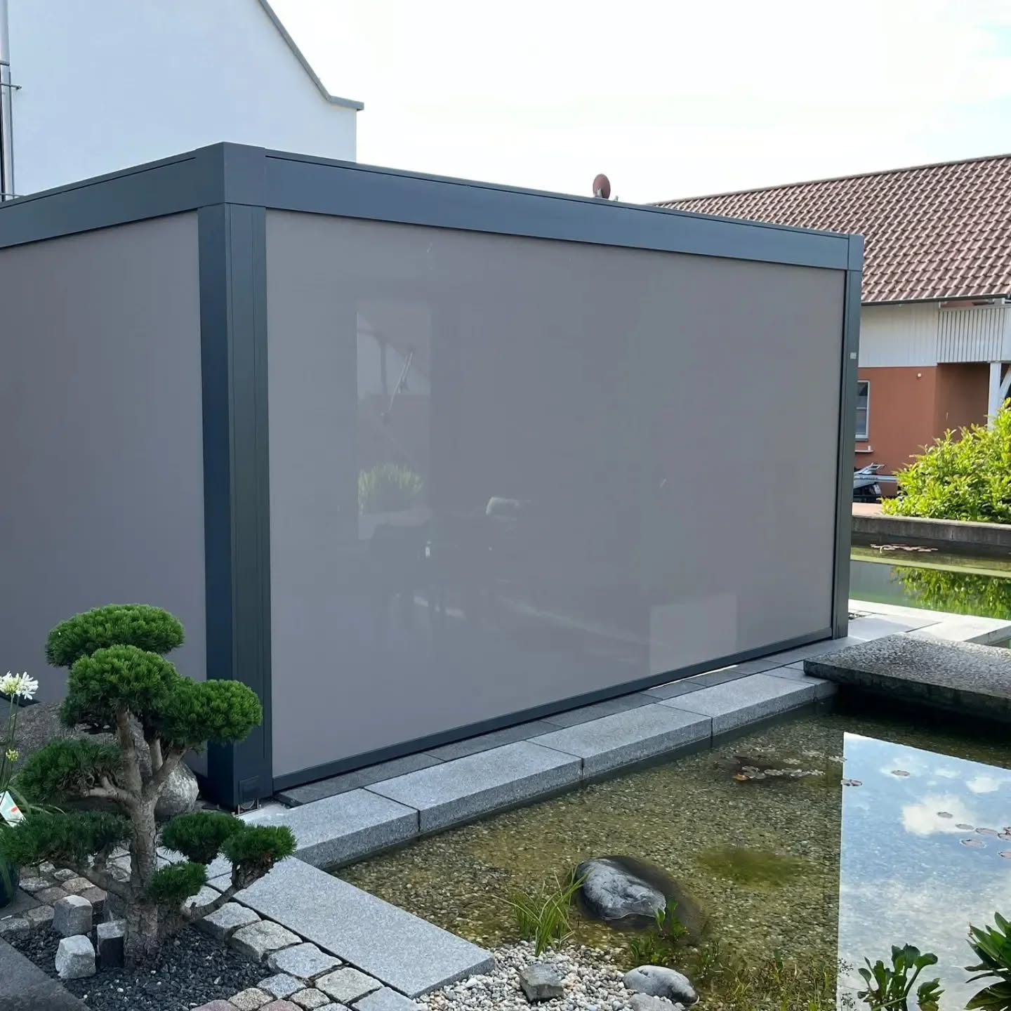 Heute möchten wir euch zeigen, was wir im letzten Monat unter Anderem so gemacht haben. 😍
Wir haben diese schöne Pergola von @praticofficial installiert und sind soooo begeistert von der Idee, die Lamellen der Decke farblich heller zu machen.
Durch die nahezu winddichten Jalousien können unsere Kunden ihre Terrasse nun viel öfter genießen. ☀️☀️☀️
Lieben Dank für euer Vertrauen 🫶🏻