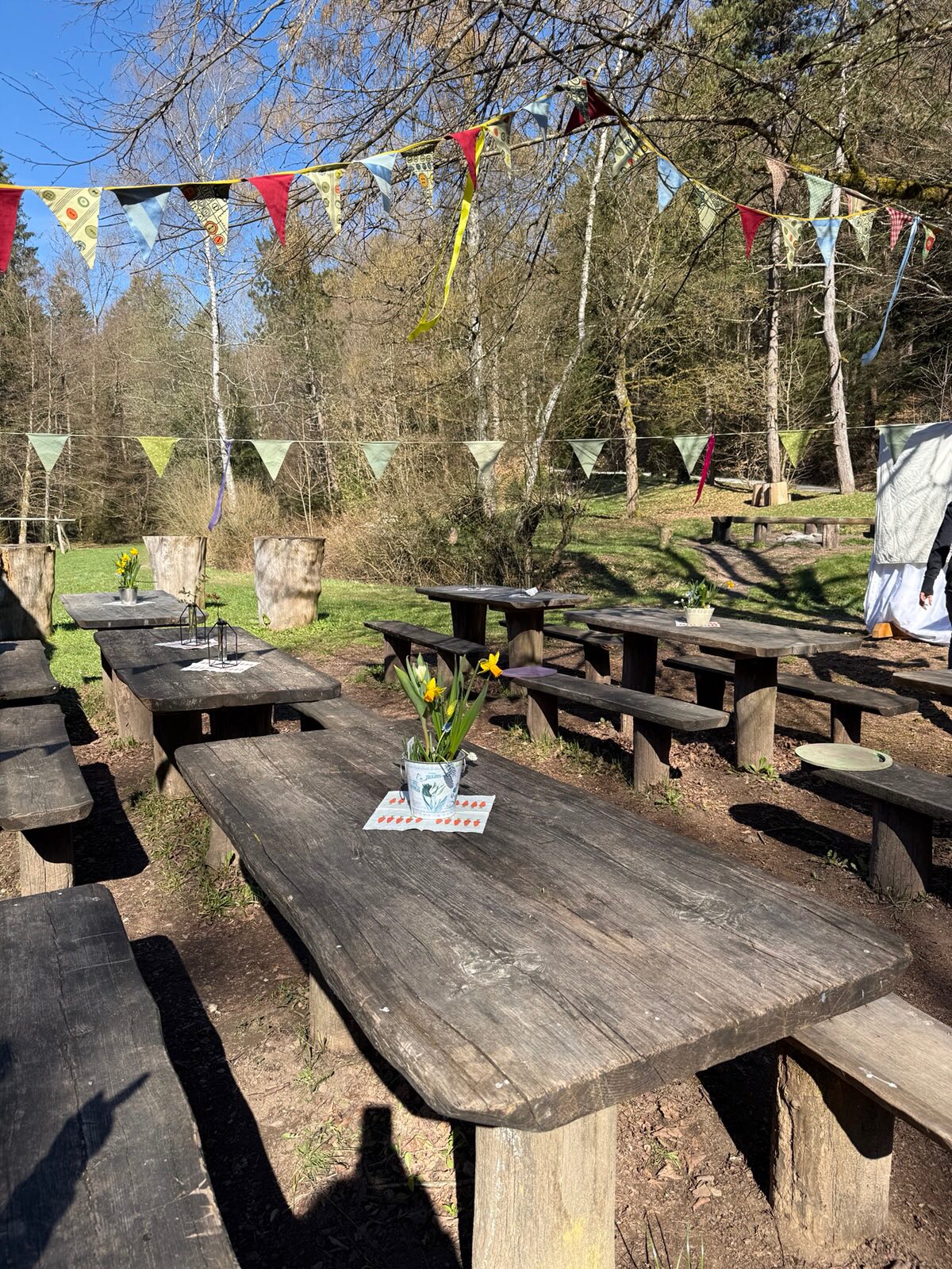 Das Wetter war herrlich bei unserem diesjährigen Osterfest 🐰
Die Tische waren geschmückt, ein wunderschönes und liebevoll zubereitetes Buffett der Eltern stand auf dem Tisch, ein Hasenvorspiel, ein Osterlied, Hasenfange mit Kaubonbons, ein Gedicht der Vorschüler und eine Osternestsuche im Wald machten das Fest so wunderschön.
Danach wurde geschmaust, gespielt und sich in angenehmer Atmosphäre ausgetauscht.