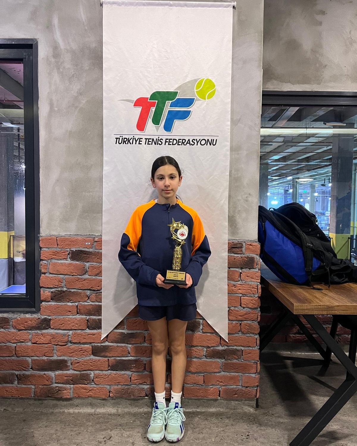 Türkiye Tenis Federasyonu tarafından İstanbul’da düzenlenen 12 Yaş Hafta Sonu Turnuvası’nda sporcumuz Azra Özyardımcı 2. olmuştur. Sporcumuzu ve antre… Türkiye Tenis Federasyonu tarafından İstanbul’da düzenlenen 12 Yaş Hafta Sonu Turnuvası’nda sporcumuz Azra Özyardımcı 2. olmuştur. Sporcumuzu ve antre…