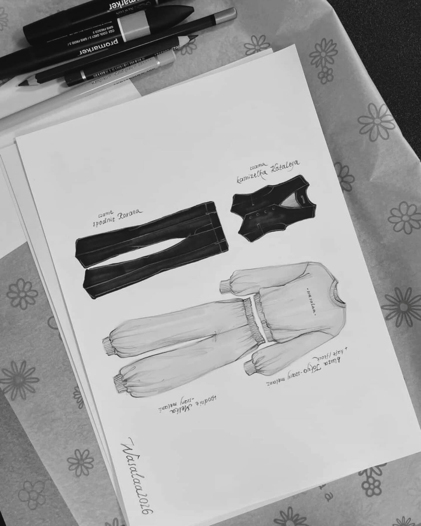 Każdy projekt ma swój pierwszy szkic.
Zanim pojawi się tkanina, szew i forma, jest linia.
Jedna kreska, potem druga. Czasem niepewna, czasem odważn