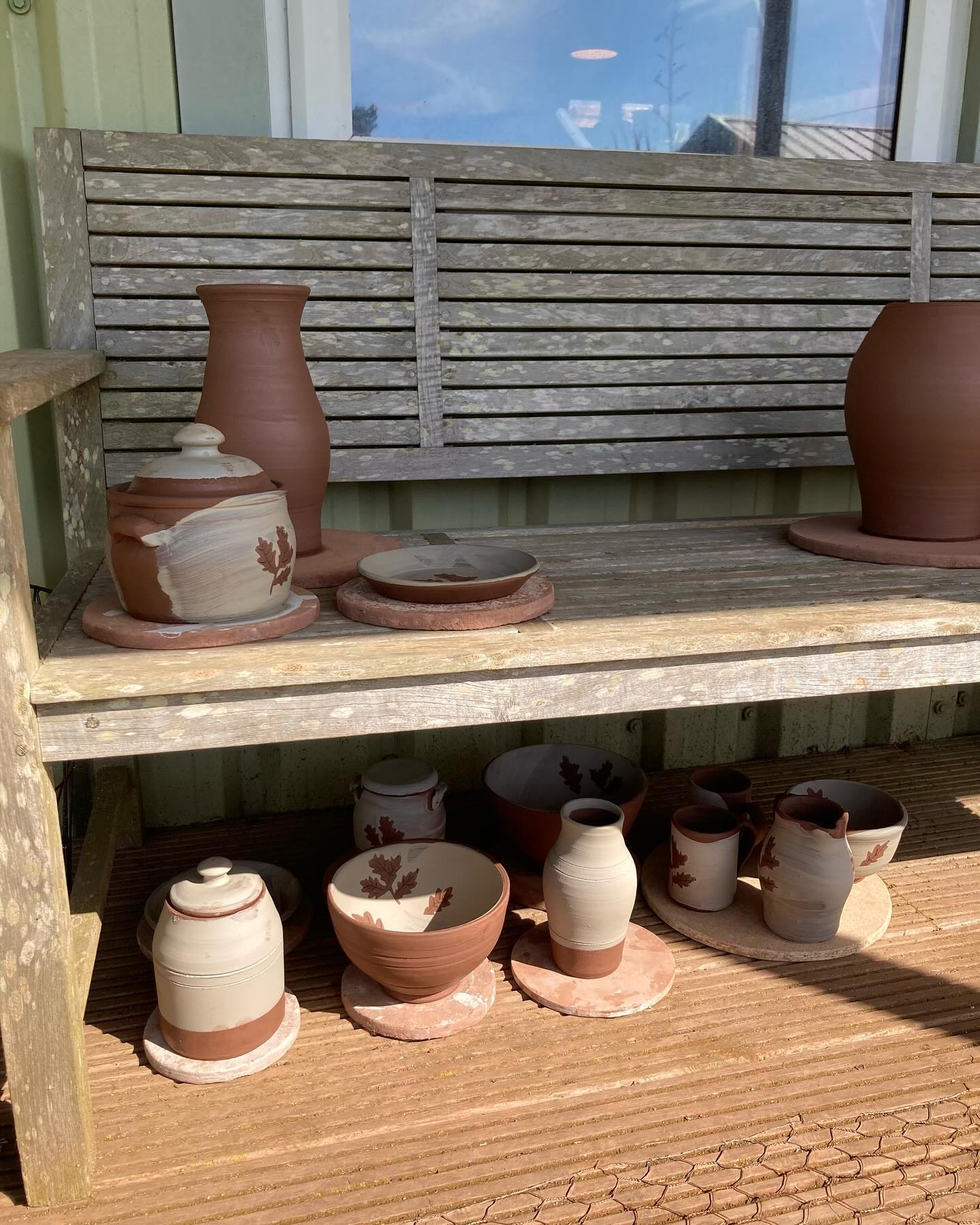 Beautiful week in Cornwall, staying at wonderful @tregennacastle learning all things pottery @tresabennstudio with @richardphethean @molliemilton
Our happy potting place!