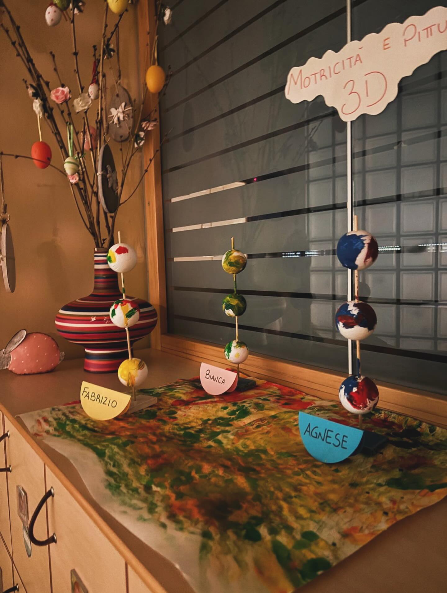 Non solo pittura ma … esperienza .
Colori materia e mani che scoprono il 3D!
#pittura3d #motricità #documentazionealnido #creatività03