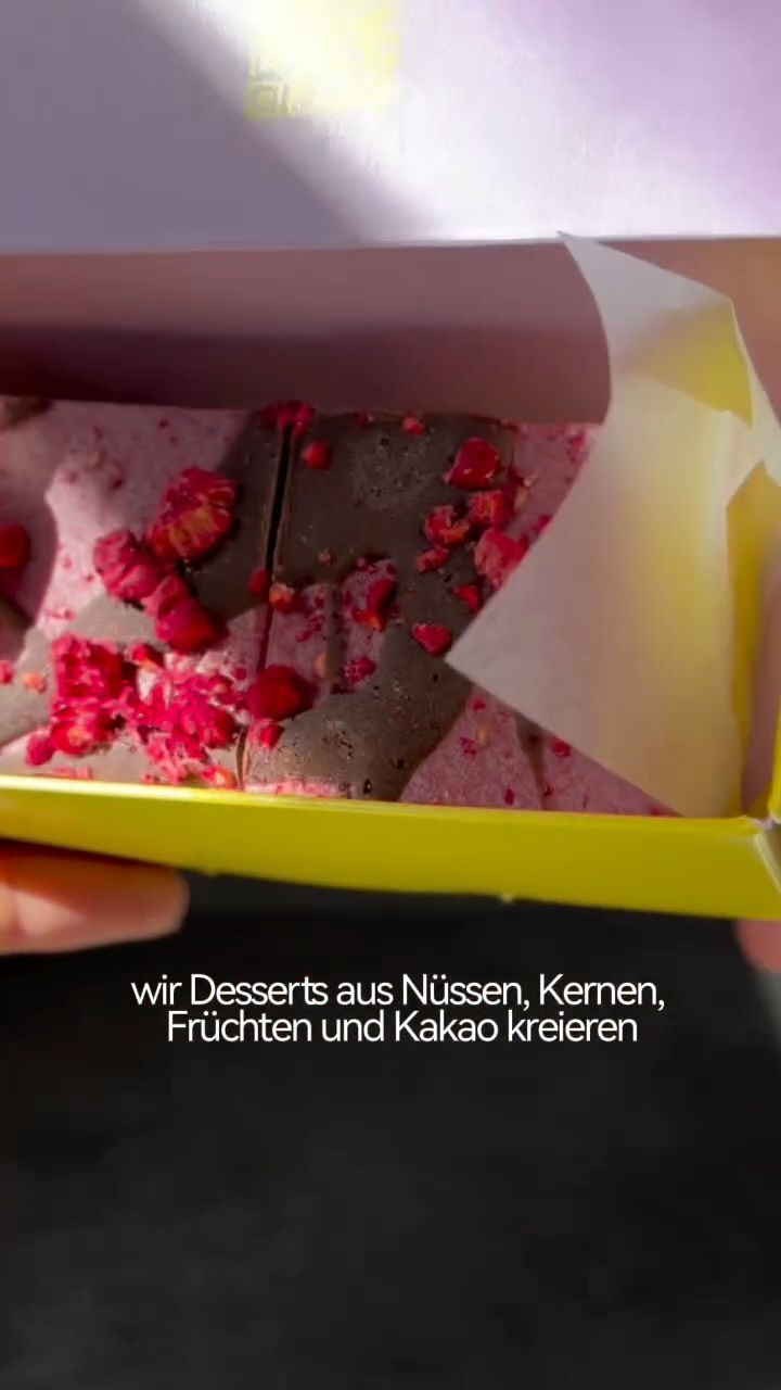 Wenn ich erzähle..
dass in unseren Desserts so gut wie nichts von dem drin steckt, was man von einem konventionellen Kuchen kennt, dann sind viele erstmal verwundert.😯
Vor allem, wenn schon der erste Bissen gemacht ist und auch der Geschmack mehr als überzeugt hat.😋
Unsere Desserts sind einzigartig gemacht, ohne großen Schnickschnack, mit Fokus auf naturbelassenen, echten Rohstoffen, natürlicher Süße, Handarbeit und Kreativität.🙃
Weshalb sie nicht nur unglaublich lecker und hübsch anzusehen sind. Sie sind auch glutenfrei, roh, vegan, mit natürlicher Süße, ohne Soja, Aromen, oder andere Zusätze.🙌🏼
#glutenfreevegan #gesundnaschen #gesundheit
