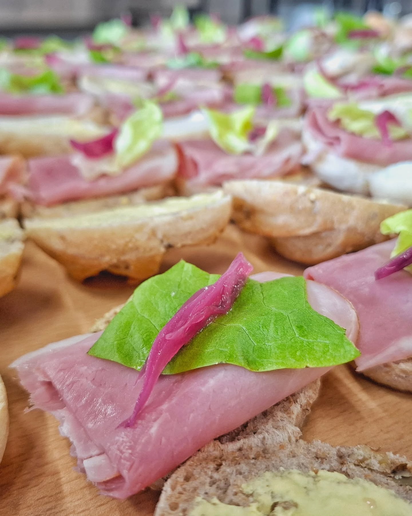 Chez Traiteur Gourmand, nos produits sont préparés avec soin, passion et une belle richesse de saveurs, pour éveiller vos papilles.
www.traiteurgourmand.ch