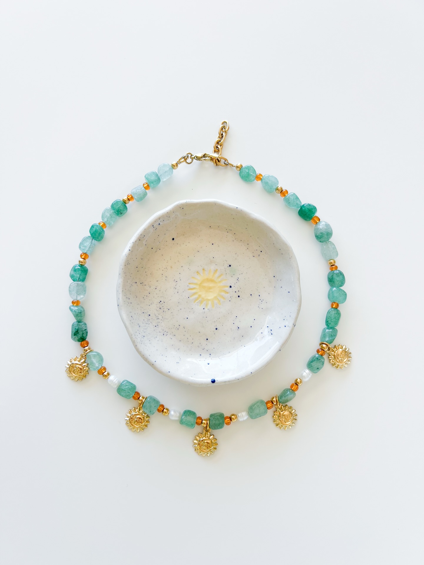 Le collier Gioa - de notre dernière collection Reflets Bleus • Un collier comme une eau cristalline sous le soleil, réalisé à partir de Quartz, perles de culture et acier inoxydable.
Actuellement victime de son succès, mais bientôt de retour ! ✨