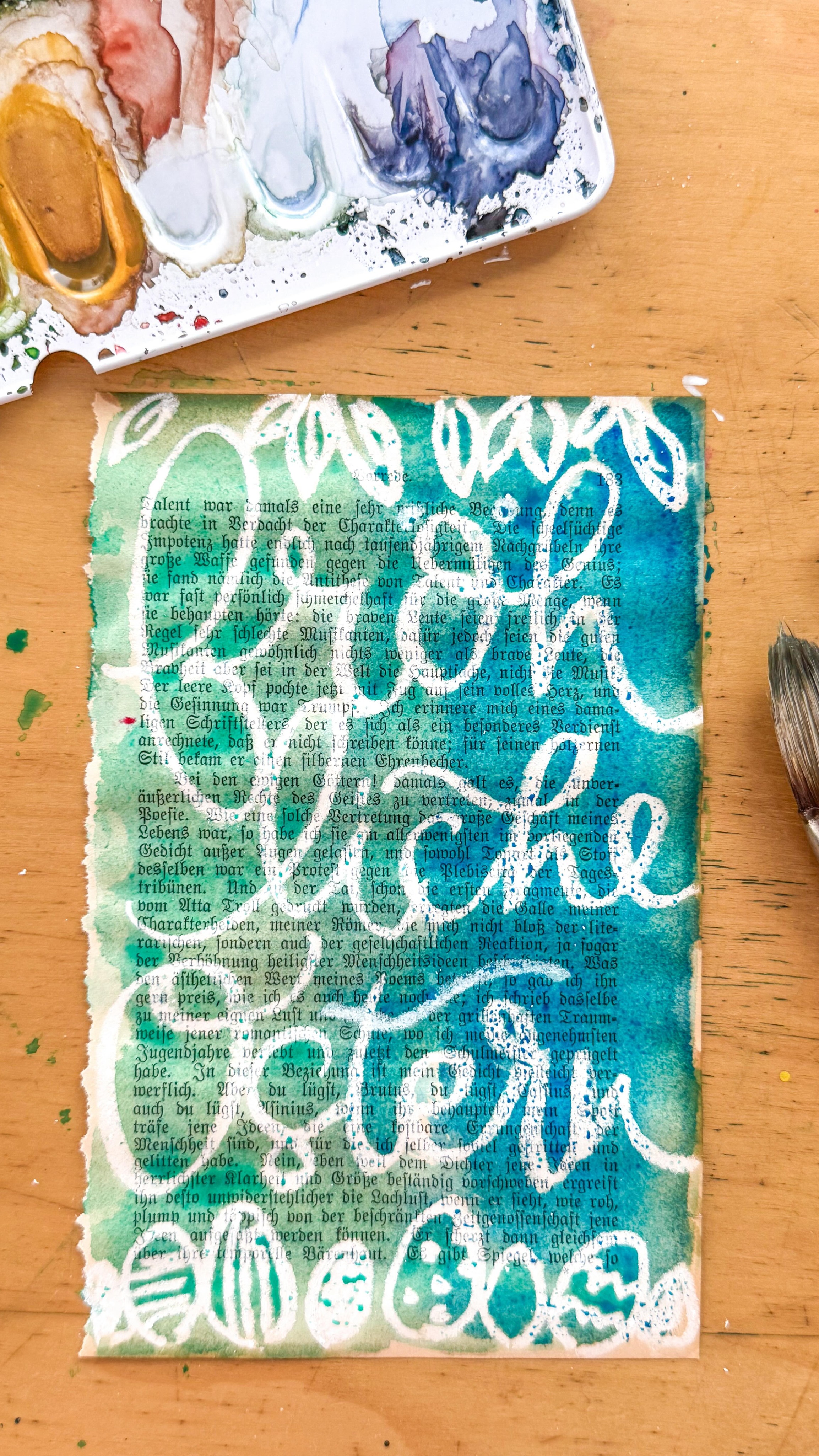 ☀️ Interessant ist das eher angespannte Verhältnis von Wachs zu Wasserfarbe - eigentlich nicht verwunderlich ABER ich mag immer wieder den Effekt 😍
#wasserfarbenmalerei #aquarellmalen #wachsstifte #ostermalerei #fröhlicheostern
Kalligraphie | Illustration | Lettering | Schriftkunst | Kreative Feiern | Workshops | Hannover