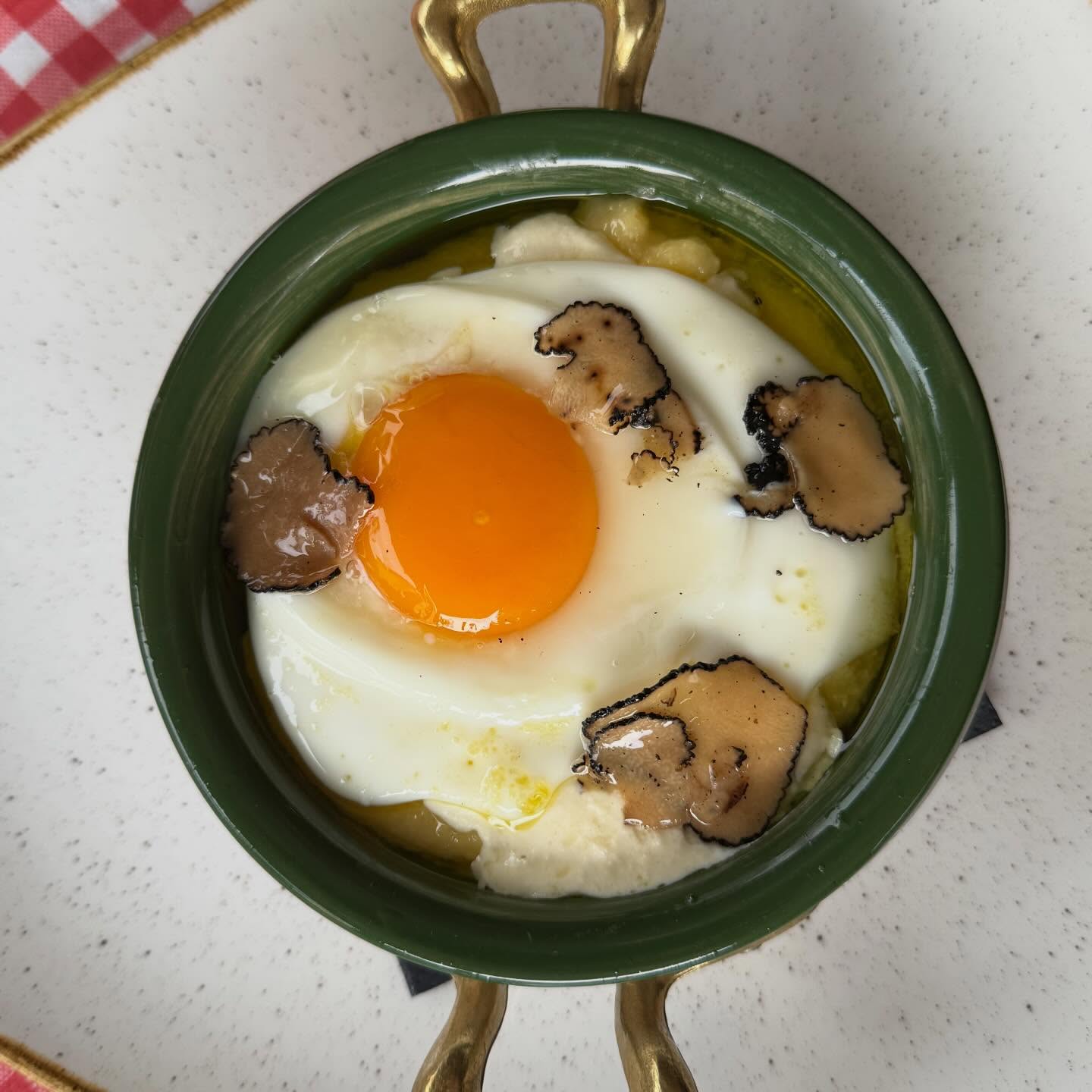 Terrina di polenta come si deve.
Formaggio di fossa che si scioglie piano,
uovo all’occhio di bue che fa il suo dovere,
tartufo nero che arriva quando serve.
Niente fronzoli. Solo roba buona.
“Questa l’è minga on piatt… l’è na carezza.”
#DaRossino si mangia così. 🍳🍽️🍷
#saporirustici #comeunavolta