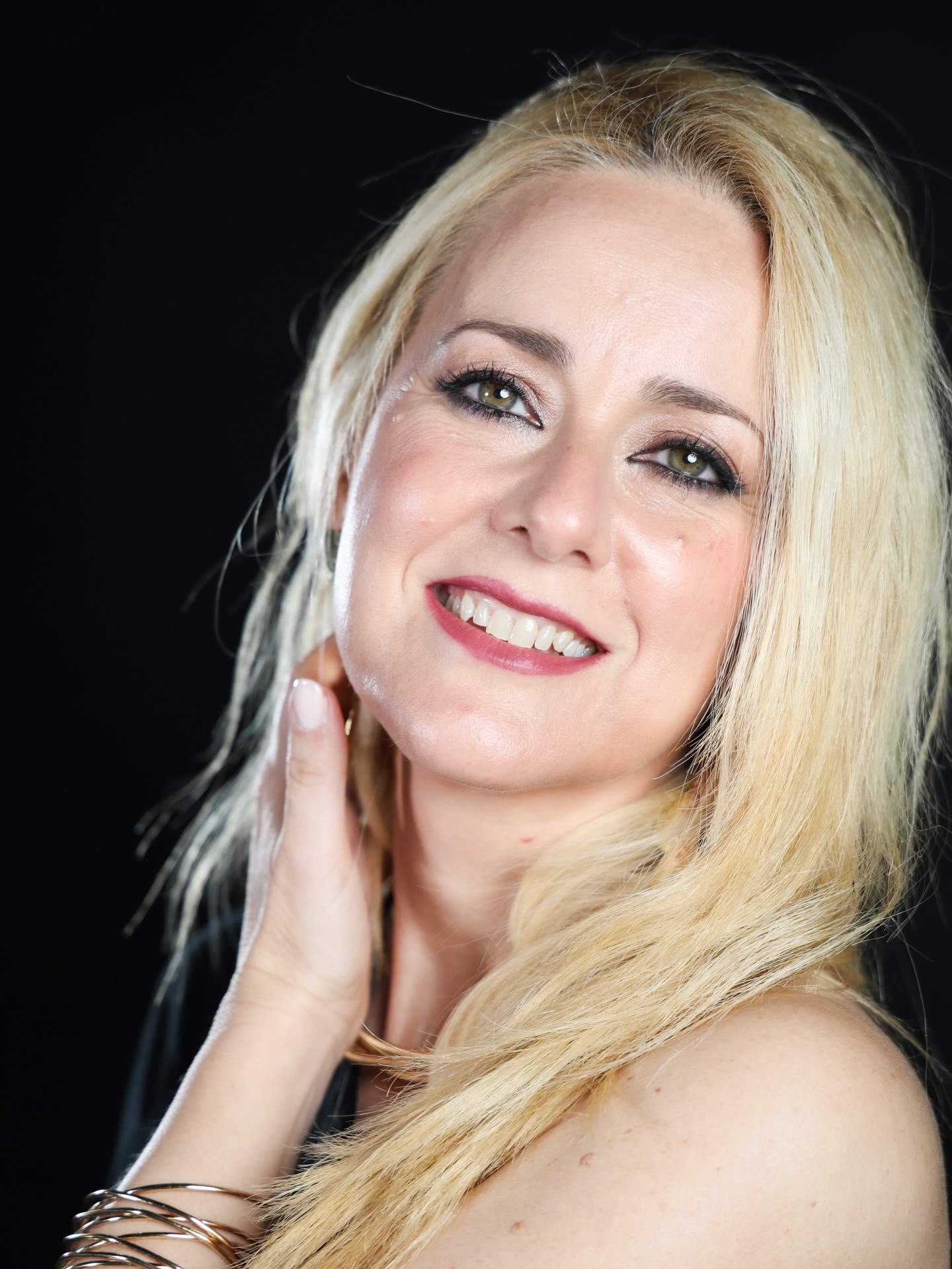 El bellezón de Carol cumple 50 años ✨
Y su hermana Marta, que es otro bellezón, le regala esta sesión de fotos para celebrarlo como se merece.
Porque cumplir años es de celebrar, más vida vivida, más cosas aprendidas… y en algunos casos como el de Carol más belleza 🤍
@karolgb1
@bellezaybienestarmartablanco
#sesiondefotos #fotografia #fotografiadeestudio #photographer #belleza