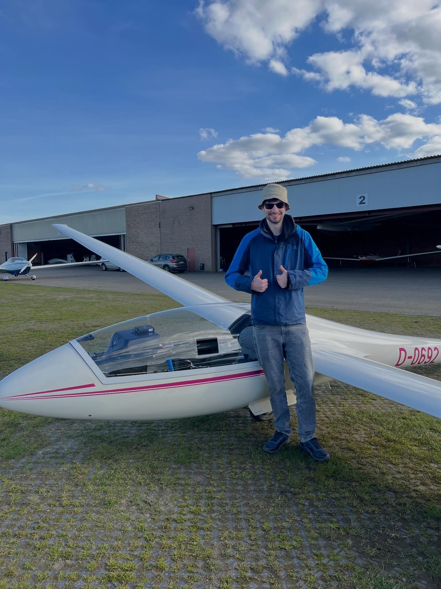 Geschafft! Felix ist heute die 50km alleine nach Borken geflogen. Der letzte große Schritt vor der praktischen Prüfung.
Herzlichen Glückwunsch!
#tollererfolg #fliegenlernen #segelfliegen #tolleshobby #borkenhoxfeld