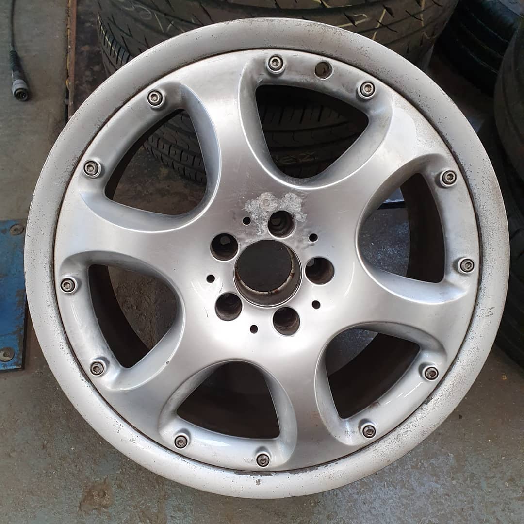 These corroded BBS alloys were definitely in need of a bit of creative wheels magic ๐
Swipe Left to see the Transformation ๐ -
#wheelrefurb #wheelrefurbishment #wheelrefurbs #alloyrefurb #alloyrefurbishment #alloyrepair #powdercoating #diamondcut #colourpowdercoating #cars #wheels #wheelcolour #wheelcolourchange #bmw #mercedes #ferarri #audi #bentley #rangerover #london #essex #southwoodford #creativewheels